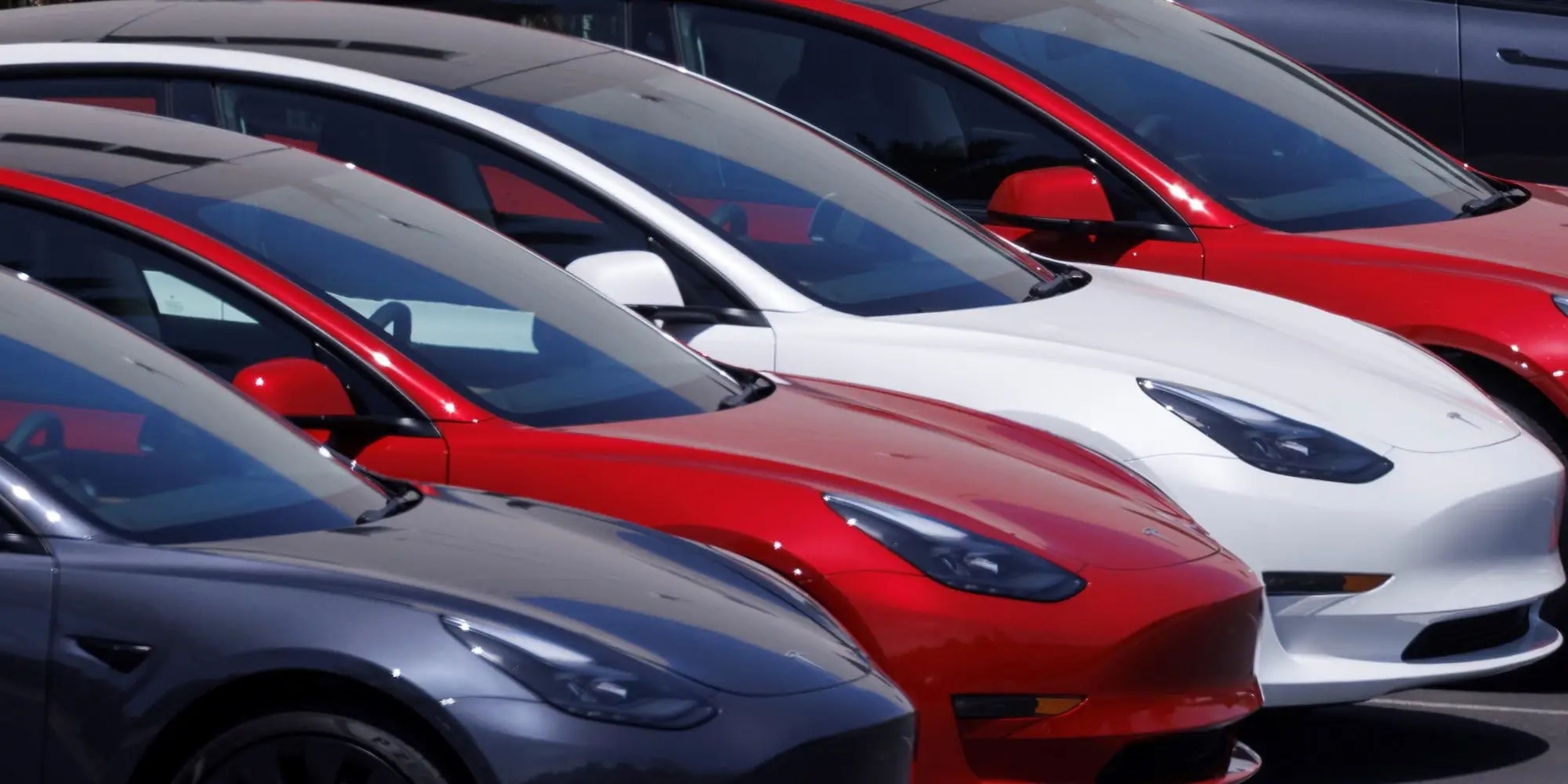 La gama de coches de Tesla se está quedando anticuada y la enorme ventaja tecnológica de la empresa se ha ido reduciendo.