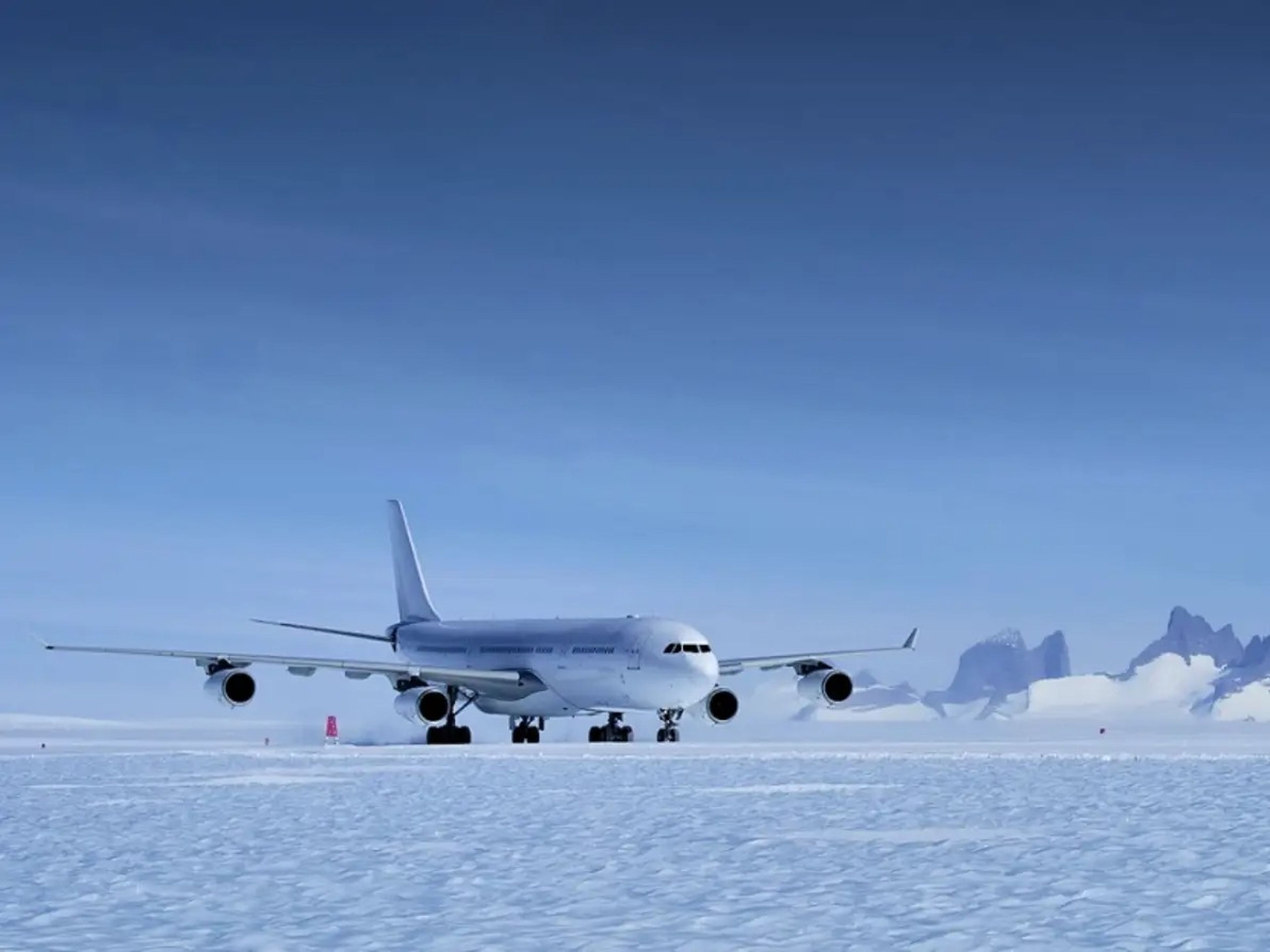 El Airbus A340 de HiFly en la Antártida, volando al continente en colaboración con el operador de campamentos White Desert. 