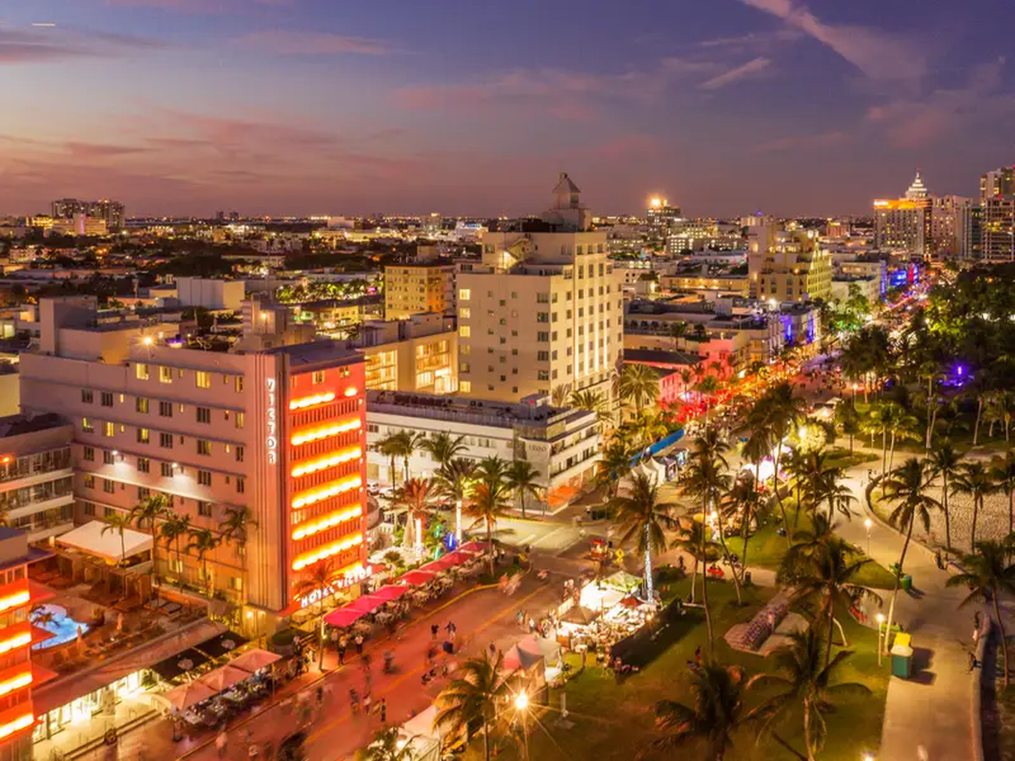Punto de vista de dron del distrito Art Deco en South Beach y el famoso Ocean Drive y Lummus Park por la noche.