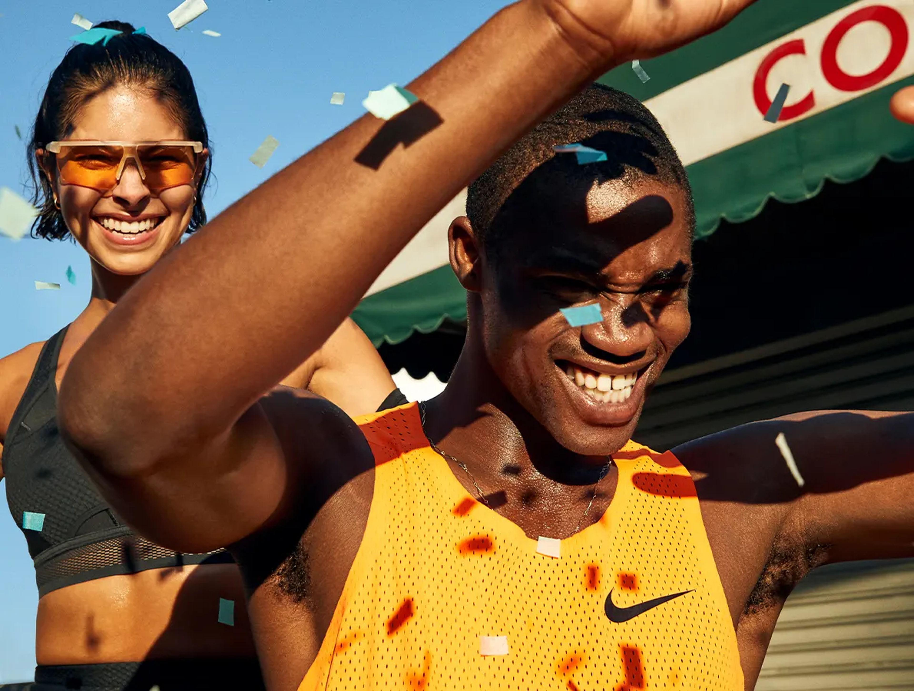Personas celebrando el final de una carrera con ropa de Nike.