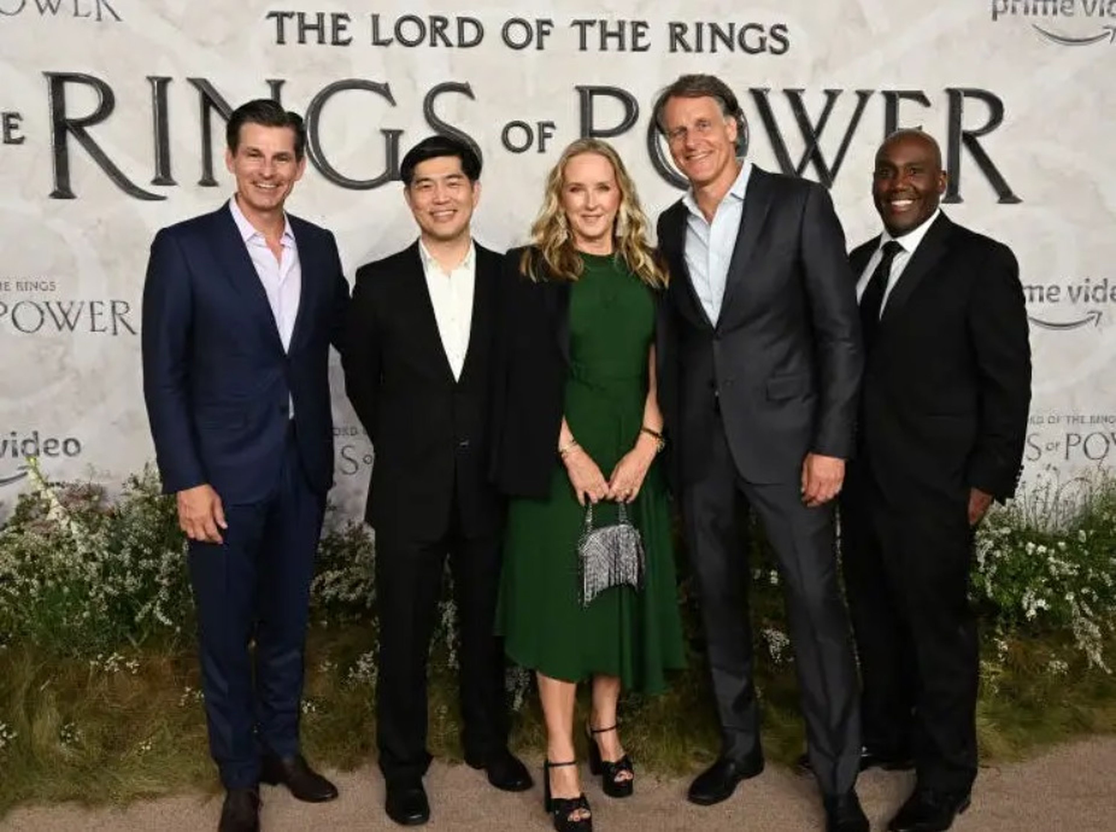 De izquierda a derecha: Mike Hopkins, Albert Cheng, Jennifer Salke, Jeff Blackburn y Vernon Sanders en el estreno de 'El Señor de los Anillos: Los Anillos del Poder' en Londres.