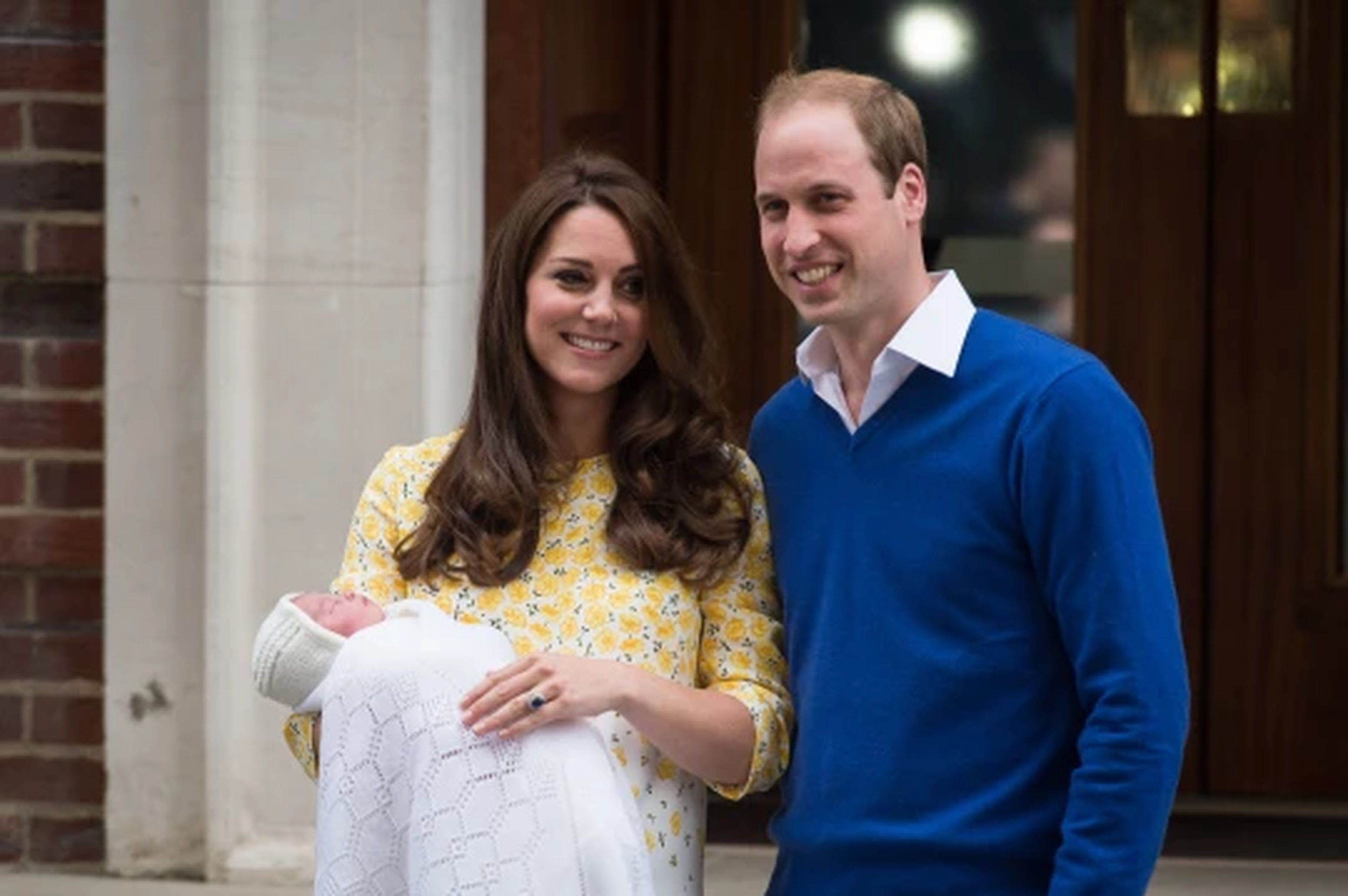 Kate Middleton y el príncipe William a la salida del hospital tras el parto de su hija.