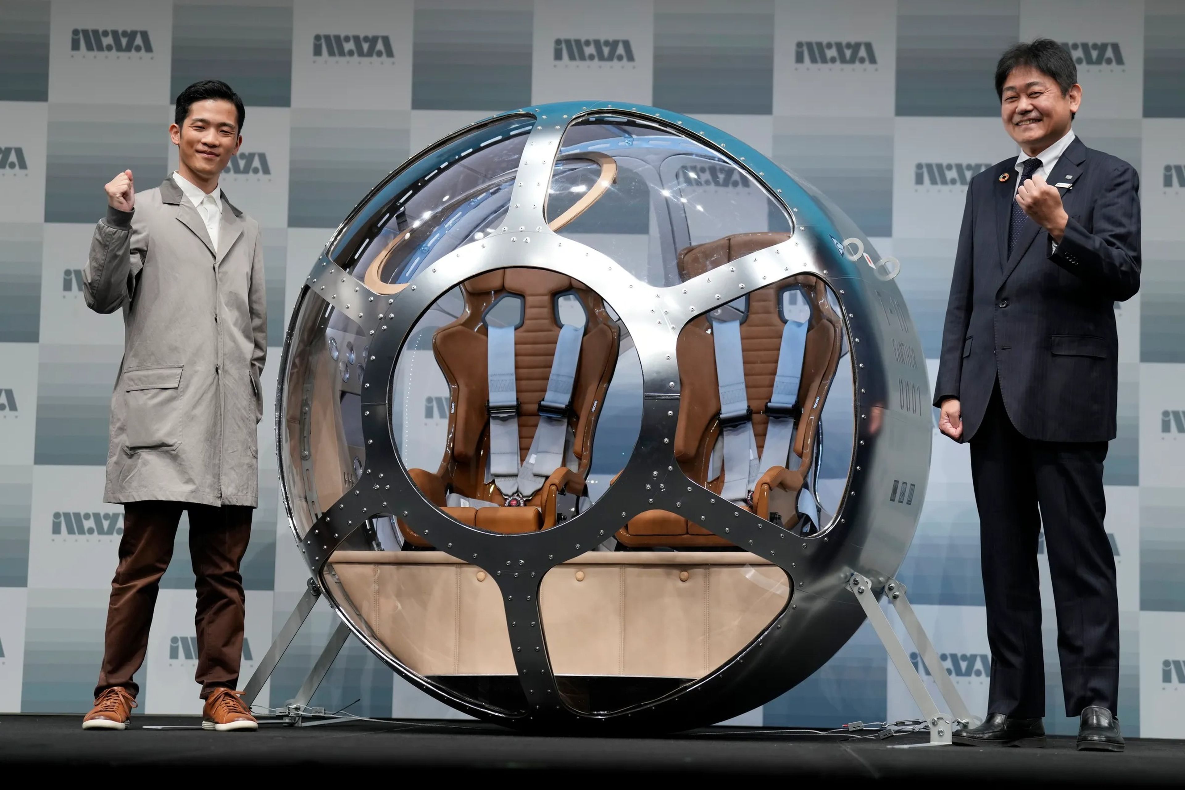 El director general de Iwaya Giken, Keisuke Iwaya a la izquierda, con el director ejecutivo, Takayuki Hanasaka, a la derecha.
