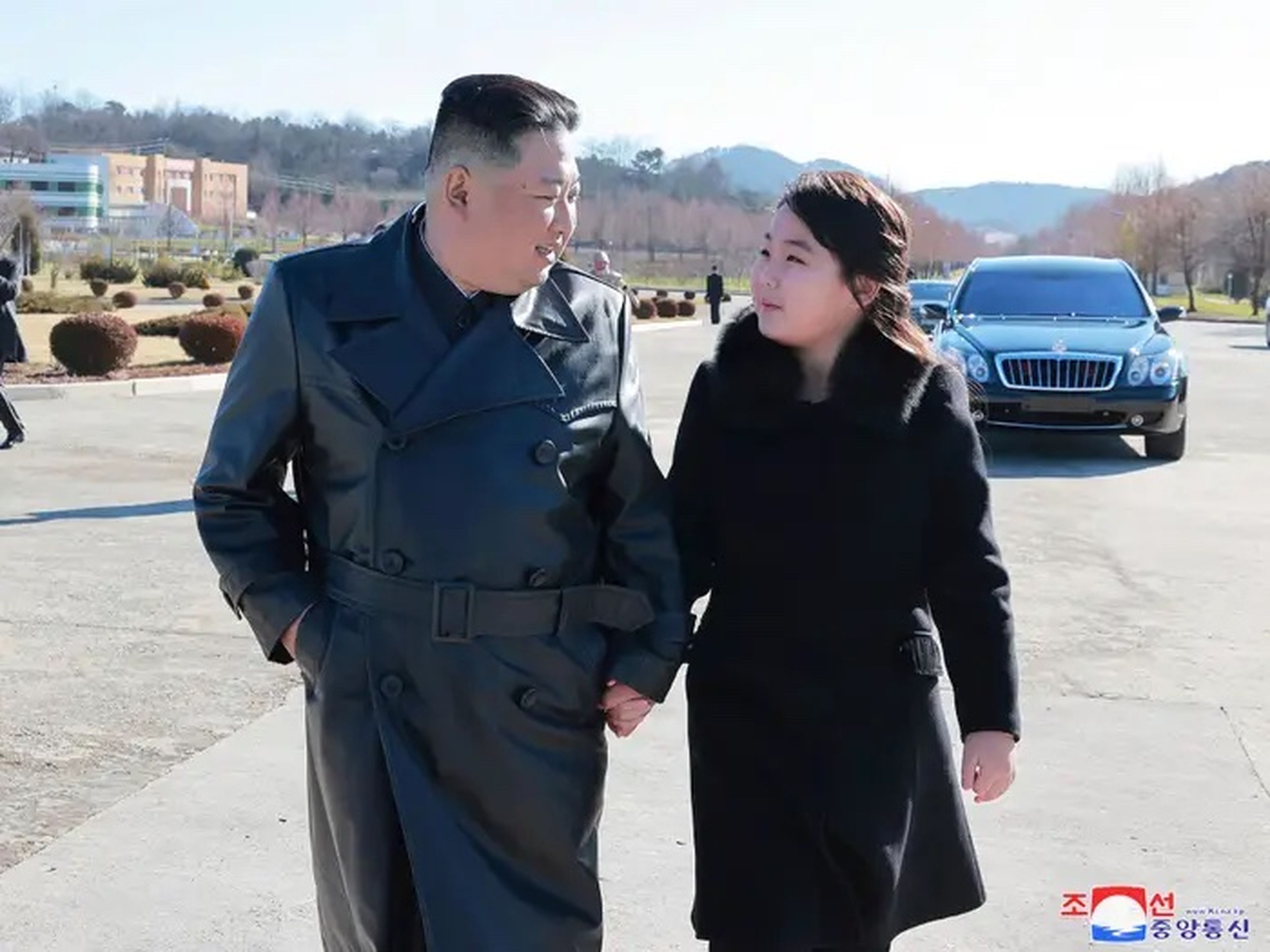 Esta foto sin fecha facilitada por el gobierno norcoreano muestra al líder norcoreano Kim Jong Un, a la izquierda, y a su hija, a la derecha.