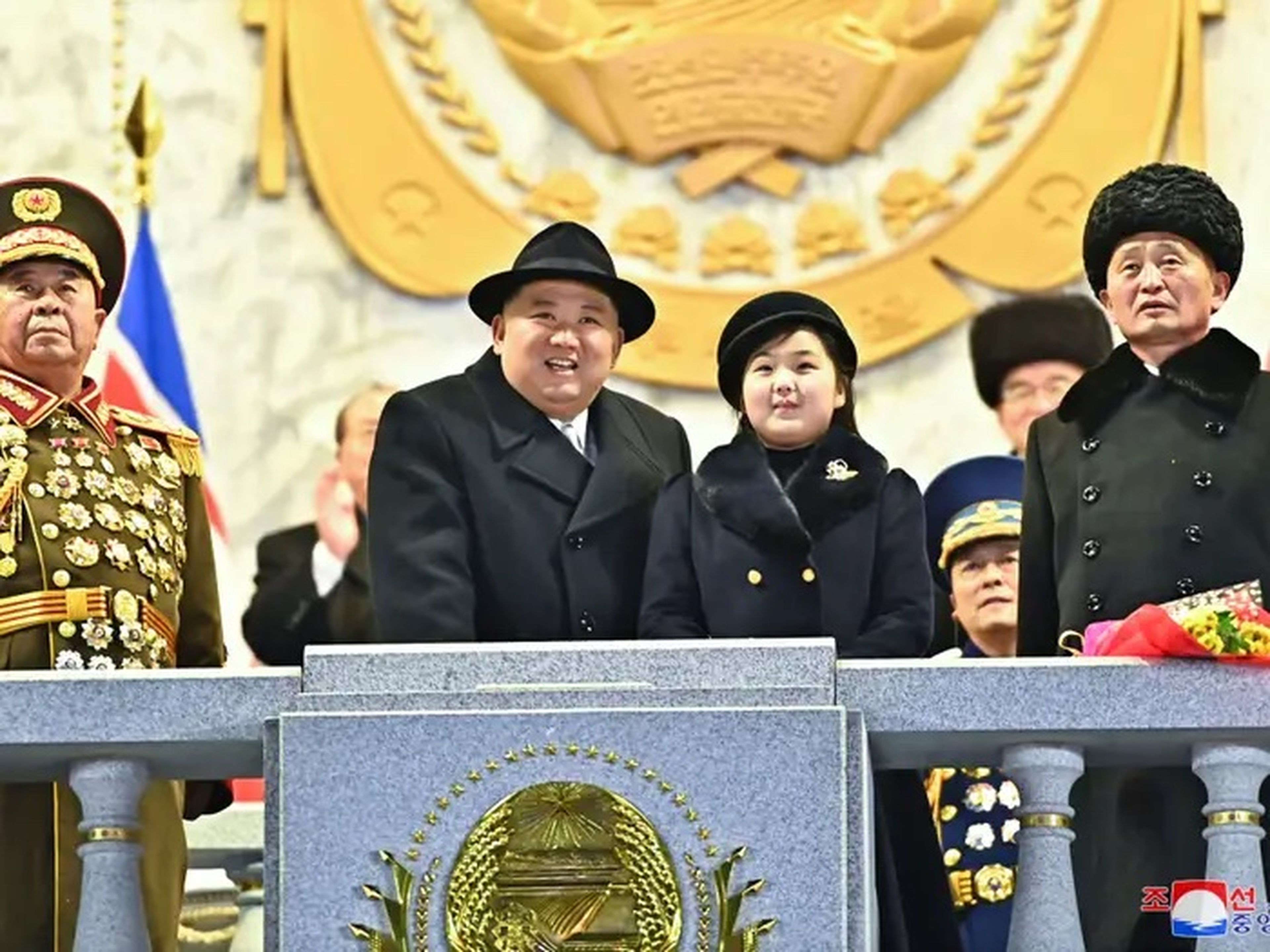 El líder norcoreano Kim Jong Un y su hija Kim Ju Ae asisten a un desfile militar.