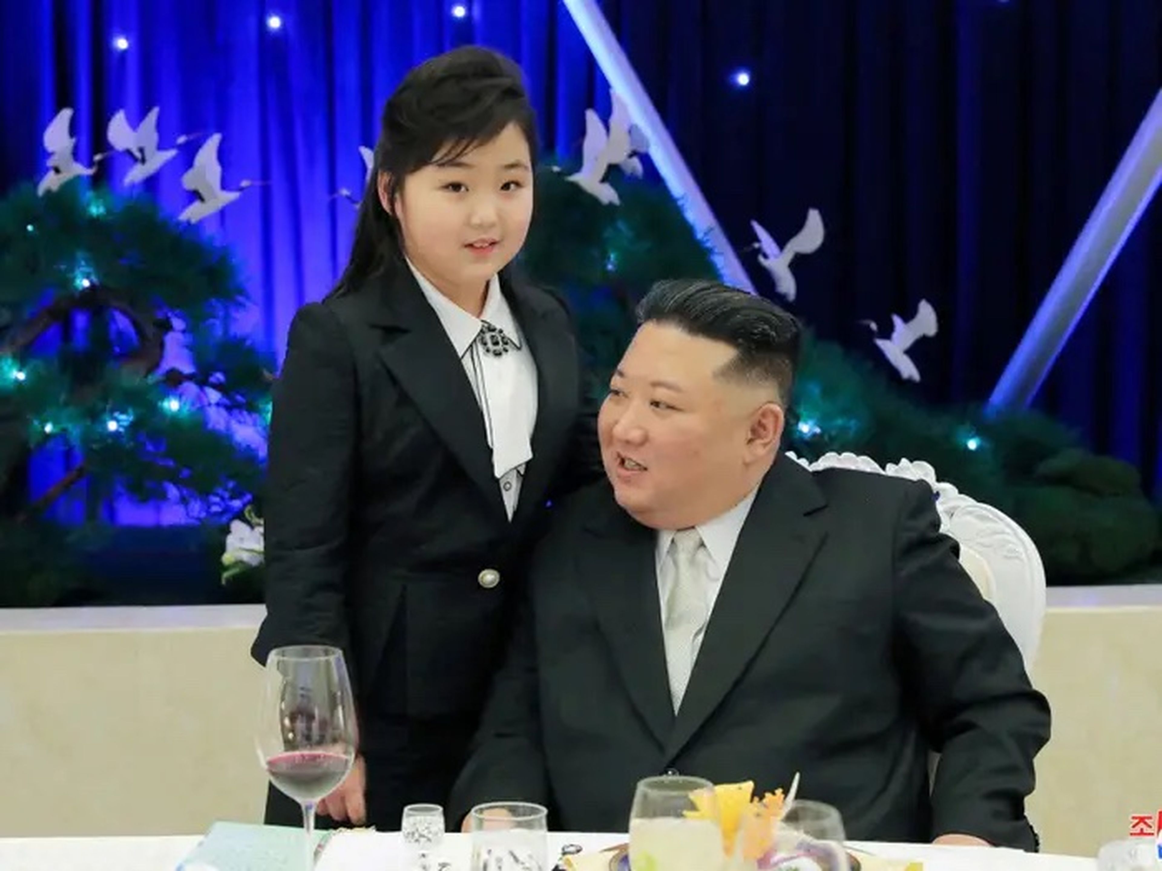 Kim Jong Un habla con su hija Kim Ju Ae en un banquete para celebrar el 75 aniversario del Ejército Popular de Corea.