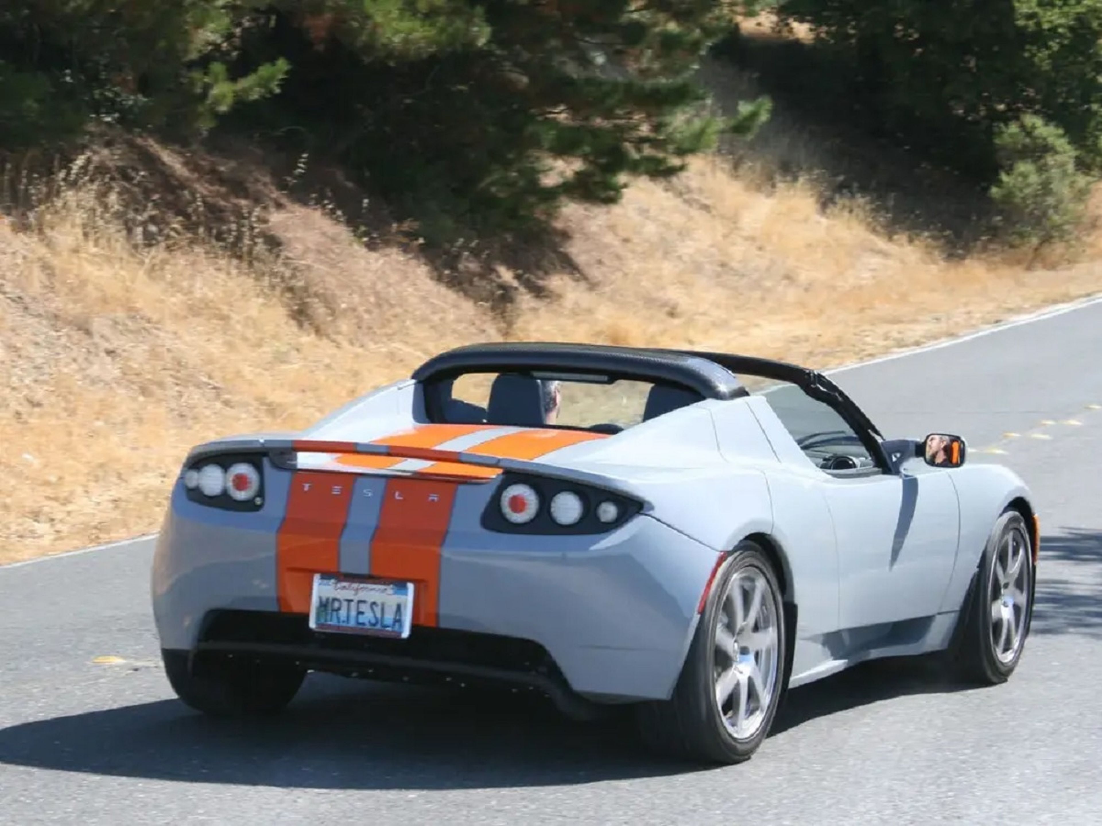 Eberhard lleva en su Roadster la placa de identificación "Mr. Tesla".