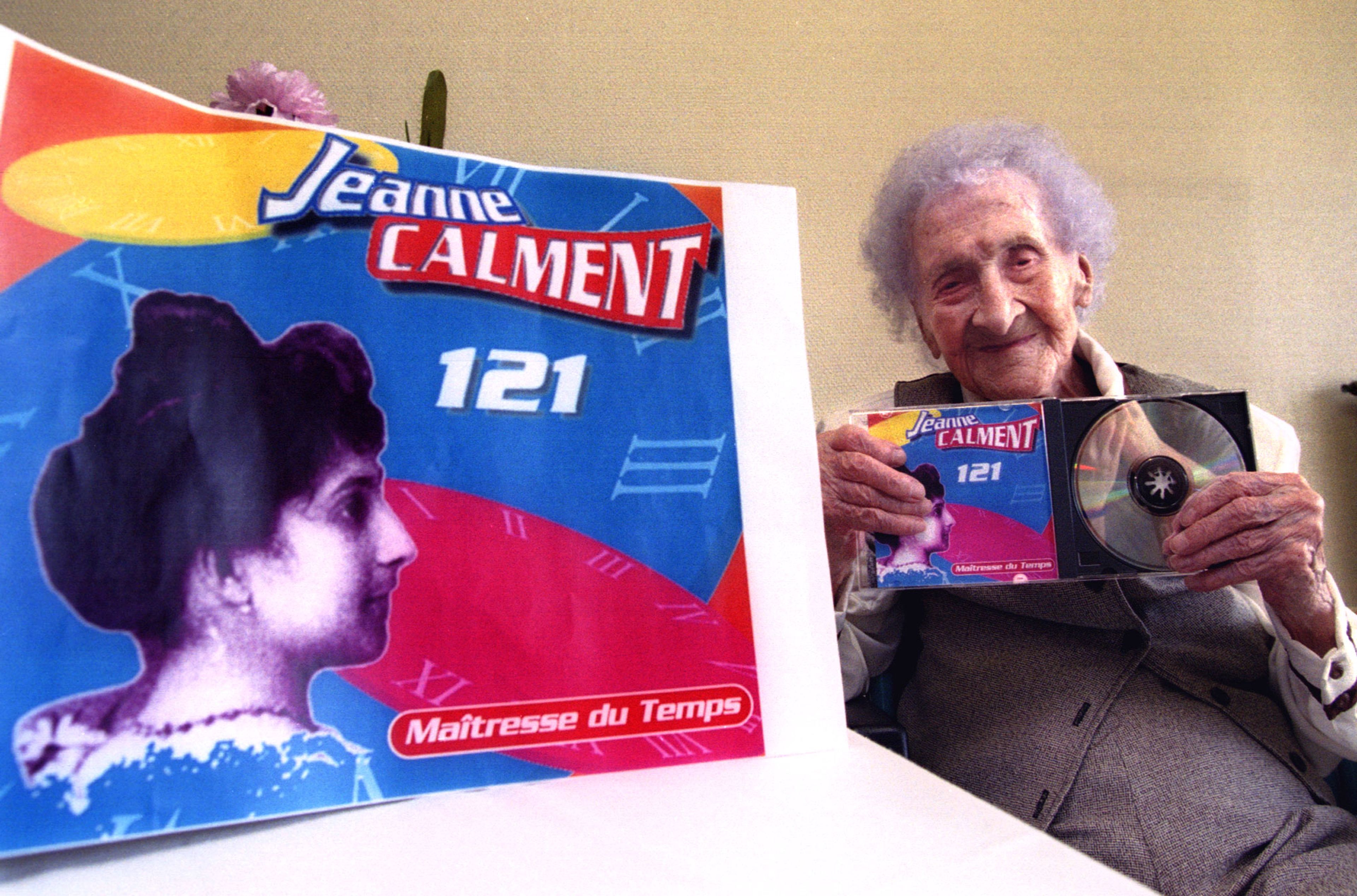 La mujer más anciana del mundo, Jeanne Calment, sostiene su CD semanas antes de celebrar su 121 cumpleaños el 21 de febrero en Arles, al sur de Francia.