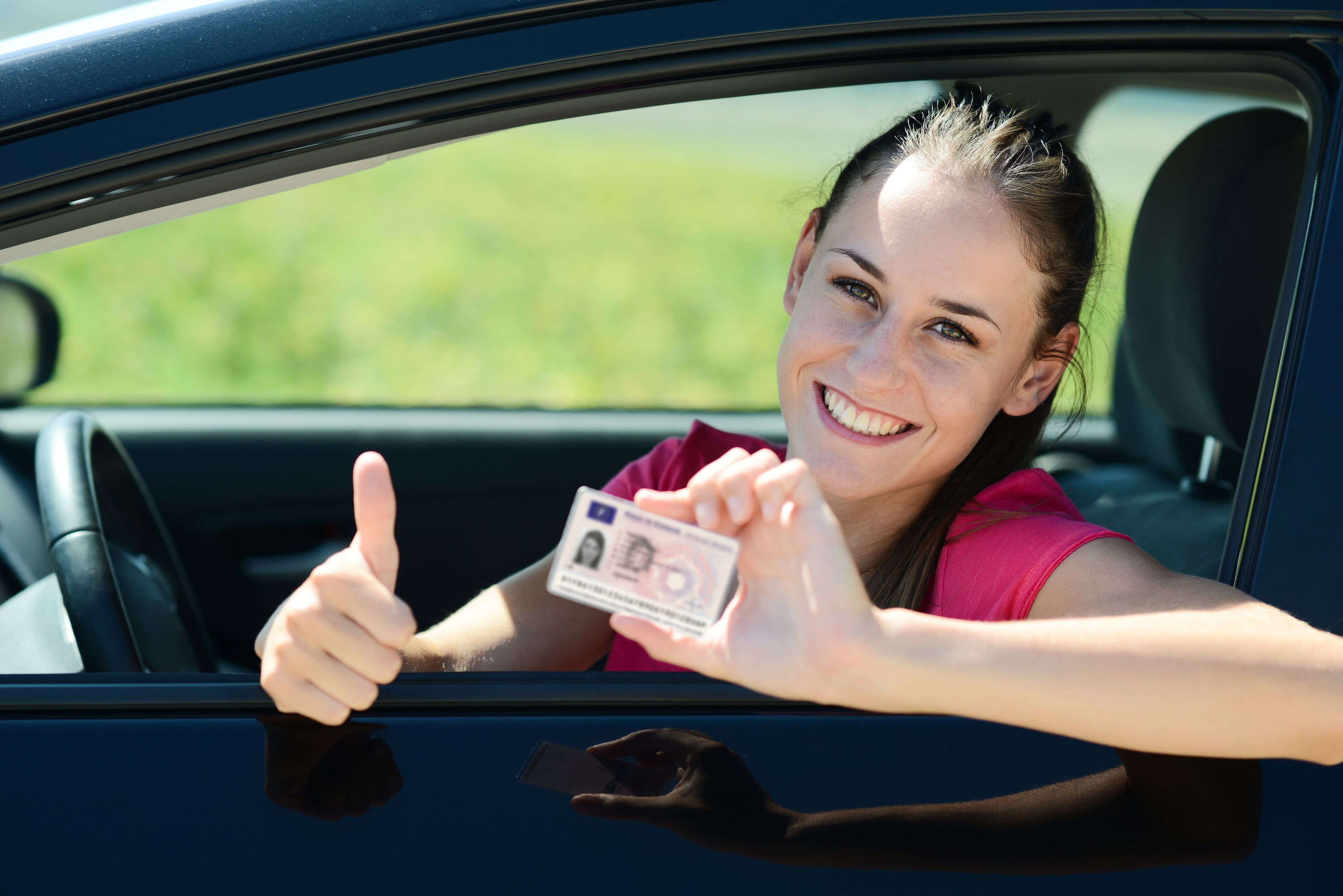 Mujer joven con el carnet de conducir