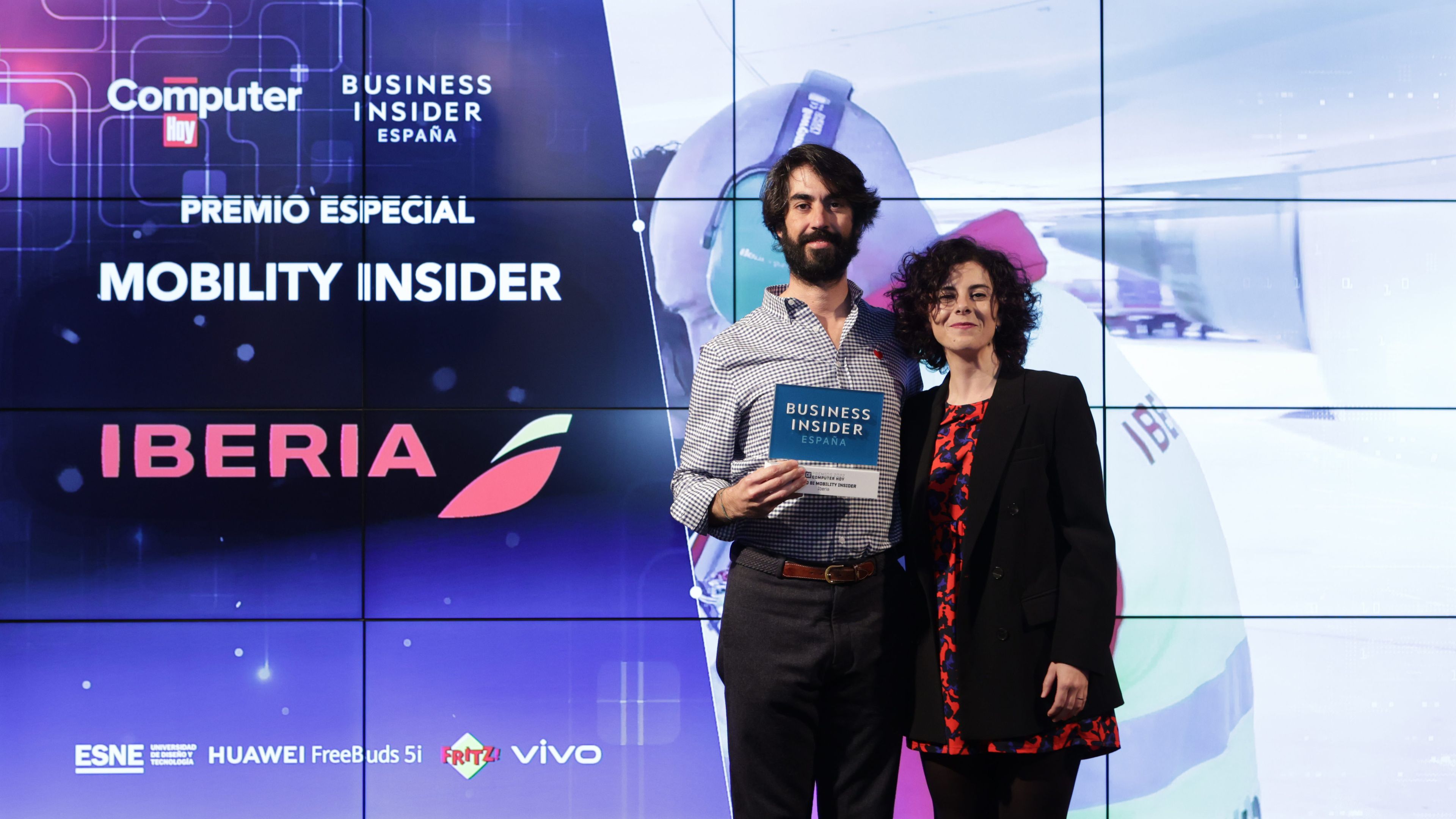 Nacho Tovar, director de Innovación y Transformación Digital de Iberia, junto a Yovanna Blanco, directora editorial de Axel Sprigner España.