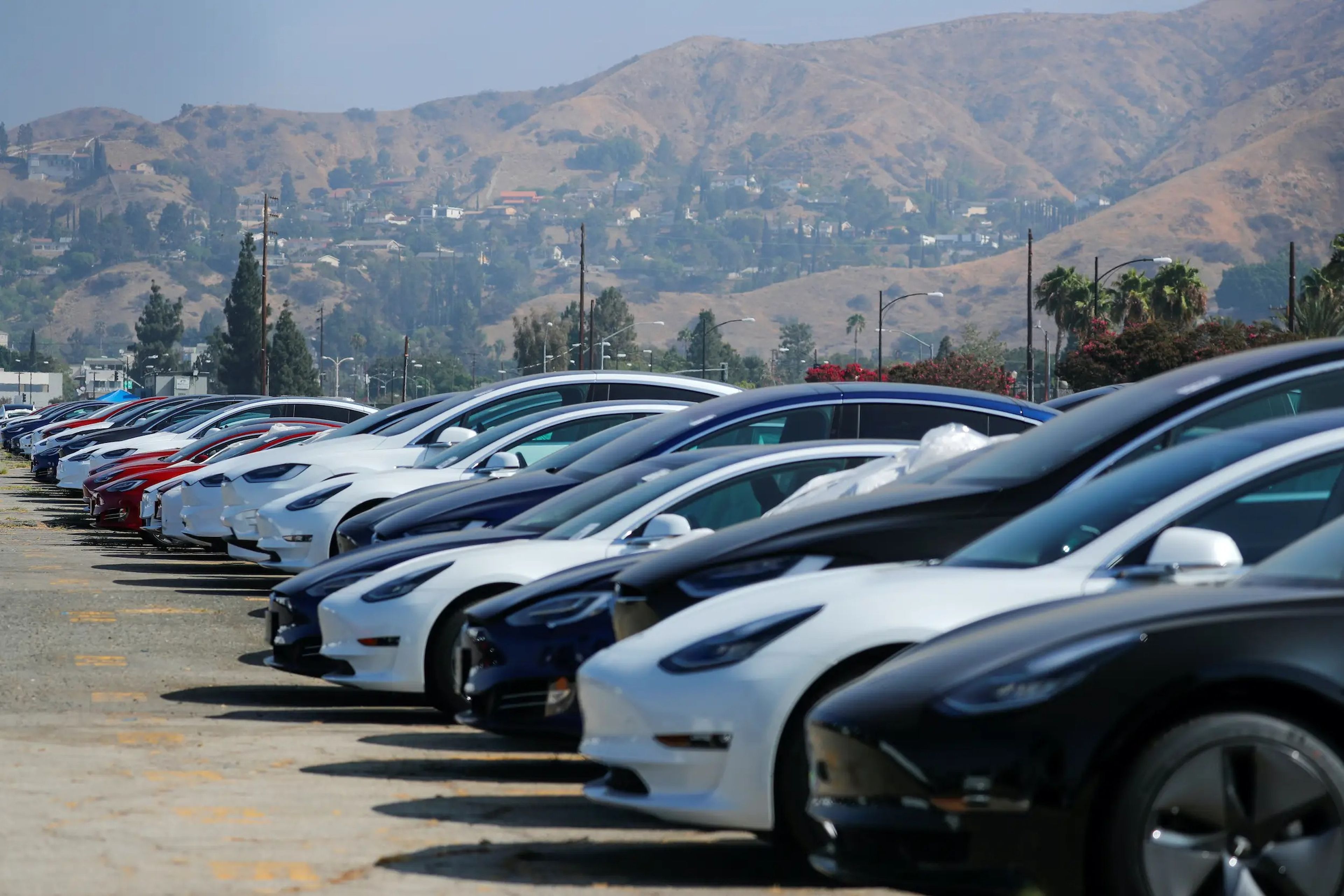 Nuevos Teslas se encuentran en un estacionamiento en Burbank, California, en 2018.