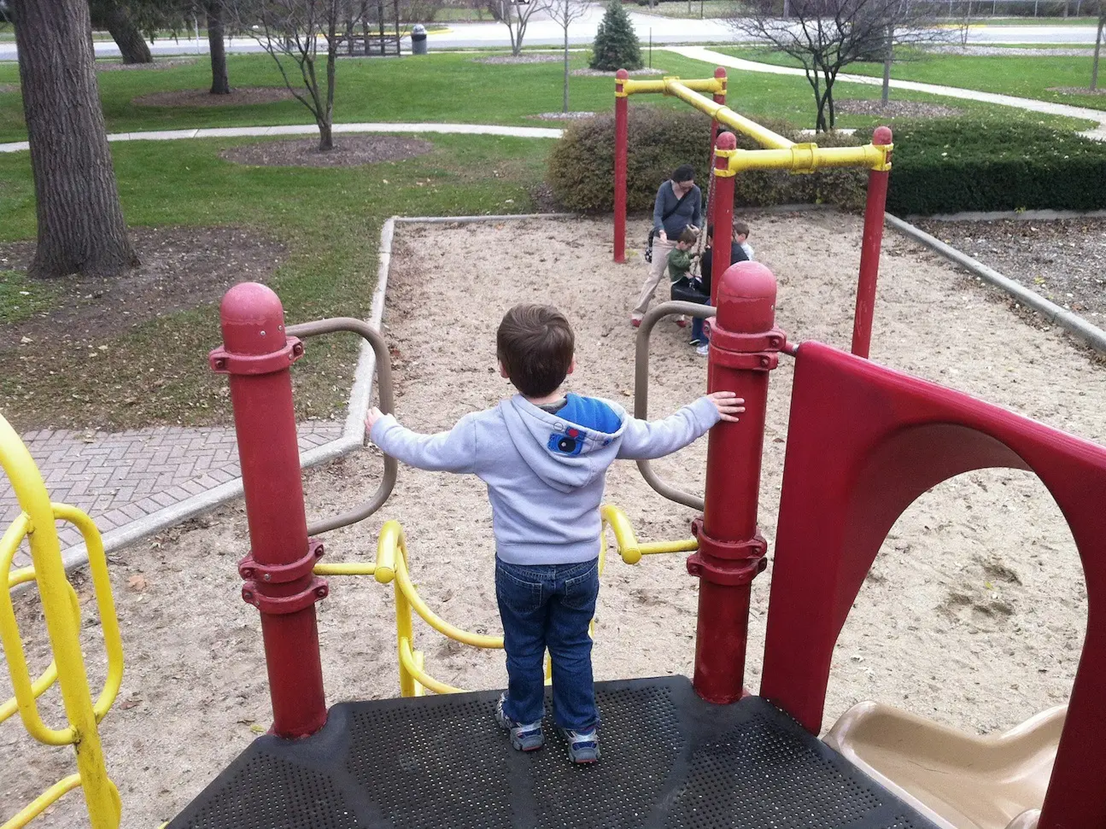 Niño jugando en el parque.