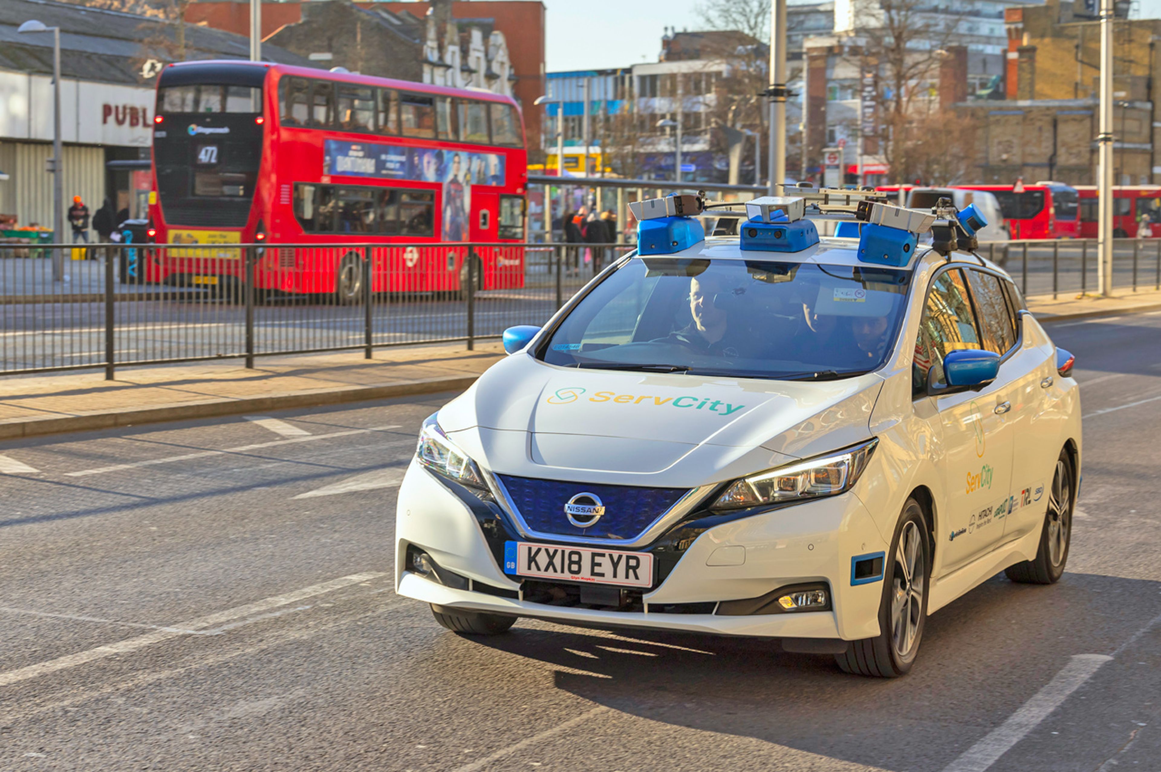 Un Nissan Leaf casi normal, equipado con los sensores de la conducción autónoma en tráfico real en Londres