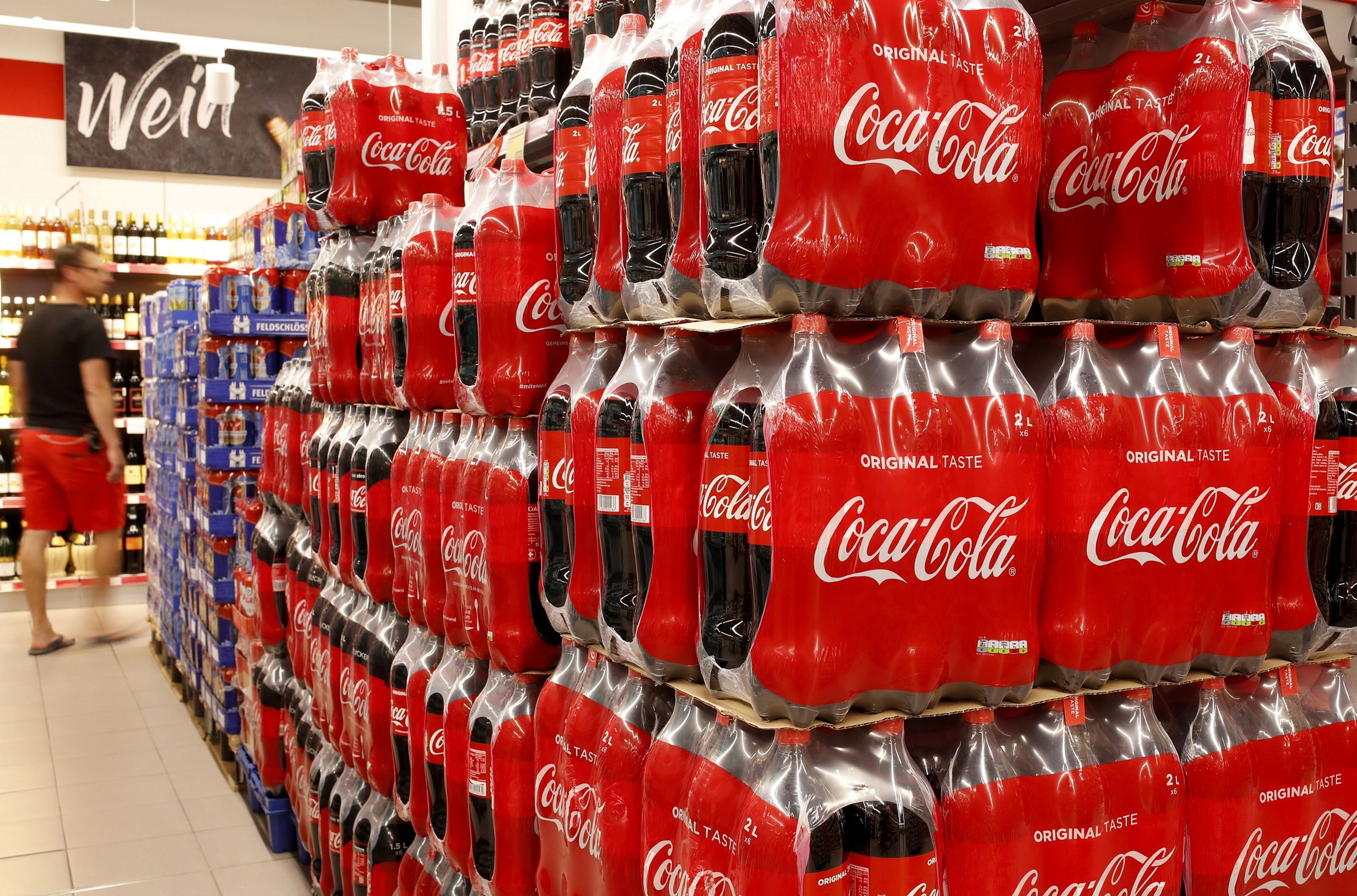 Un panel de Coca-Cola en un supermercado.