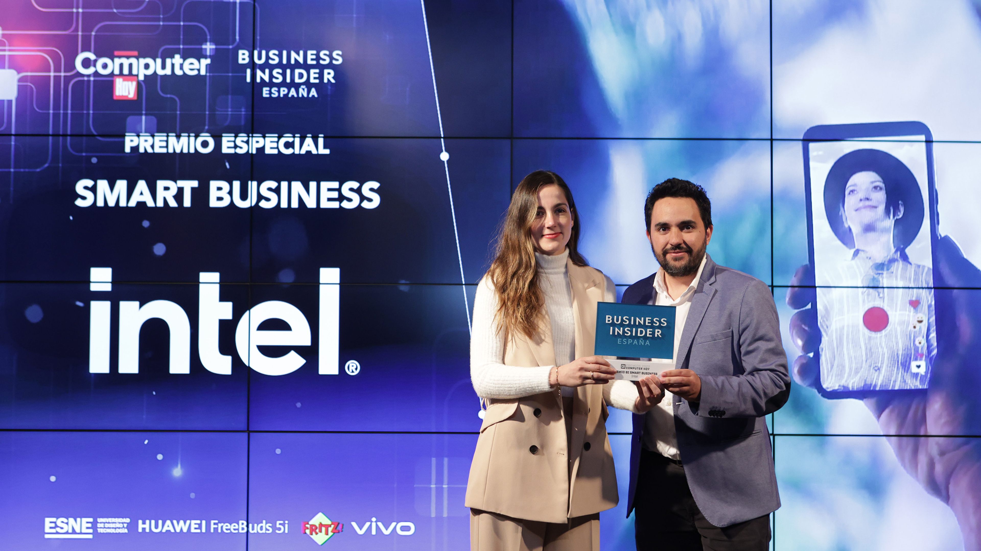 Patricia Pozuelo, directora de Ventas de partners EMEA de Intel, junto a Víctor Pérez, redactor jefe de Business Insider España.