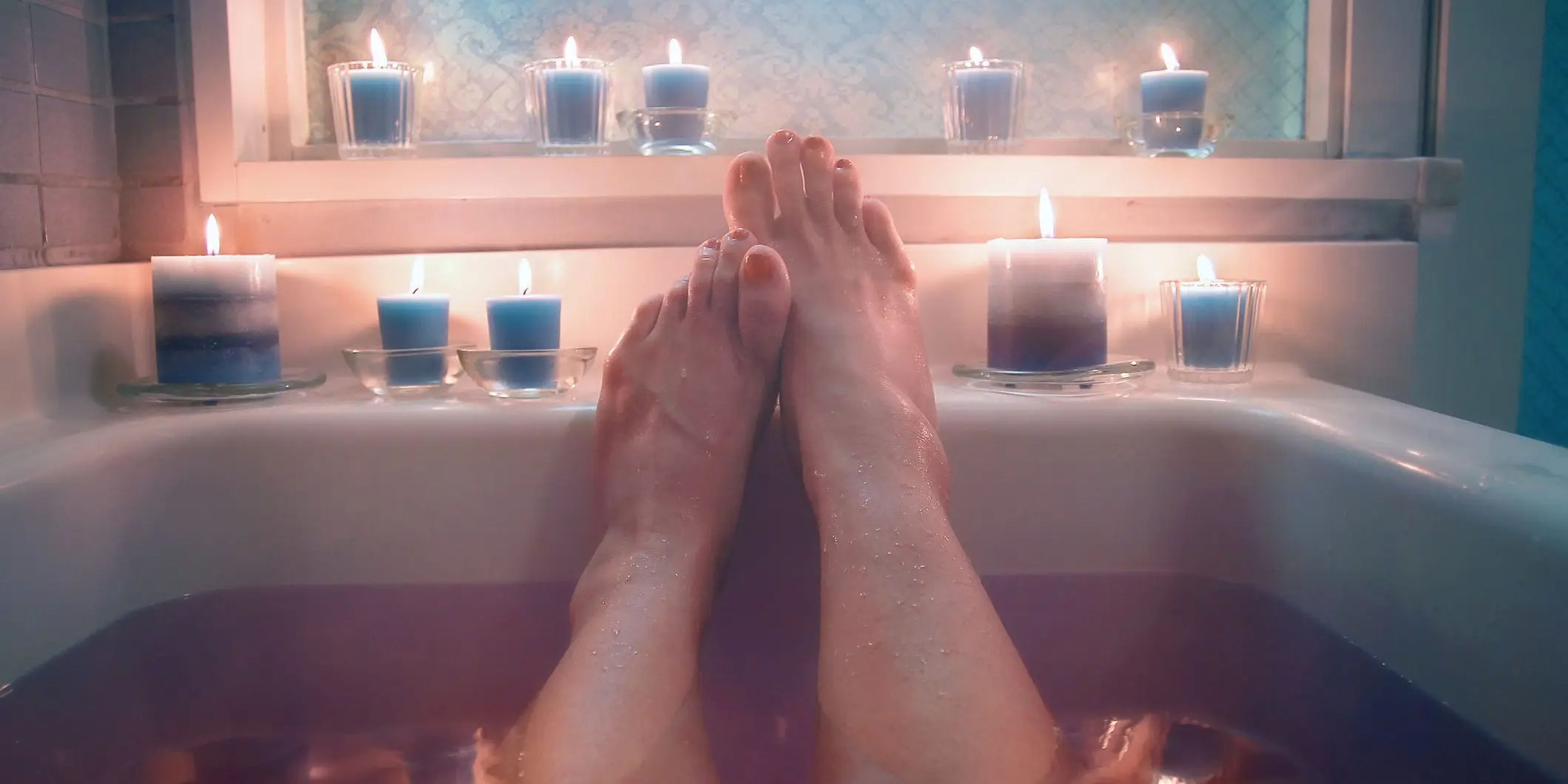 Un baño caliente con velas aromáticas puede calmar los músculos tensos y aliviar el estrés.