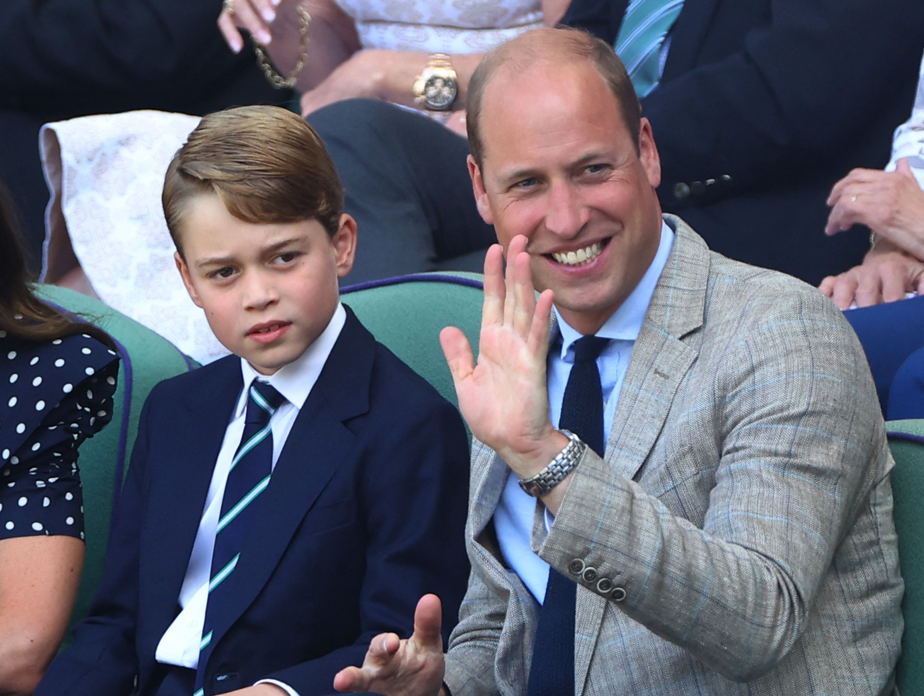 El príncipe George junto a su padre, el príncipe William, en un partido de tenis.