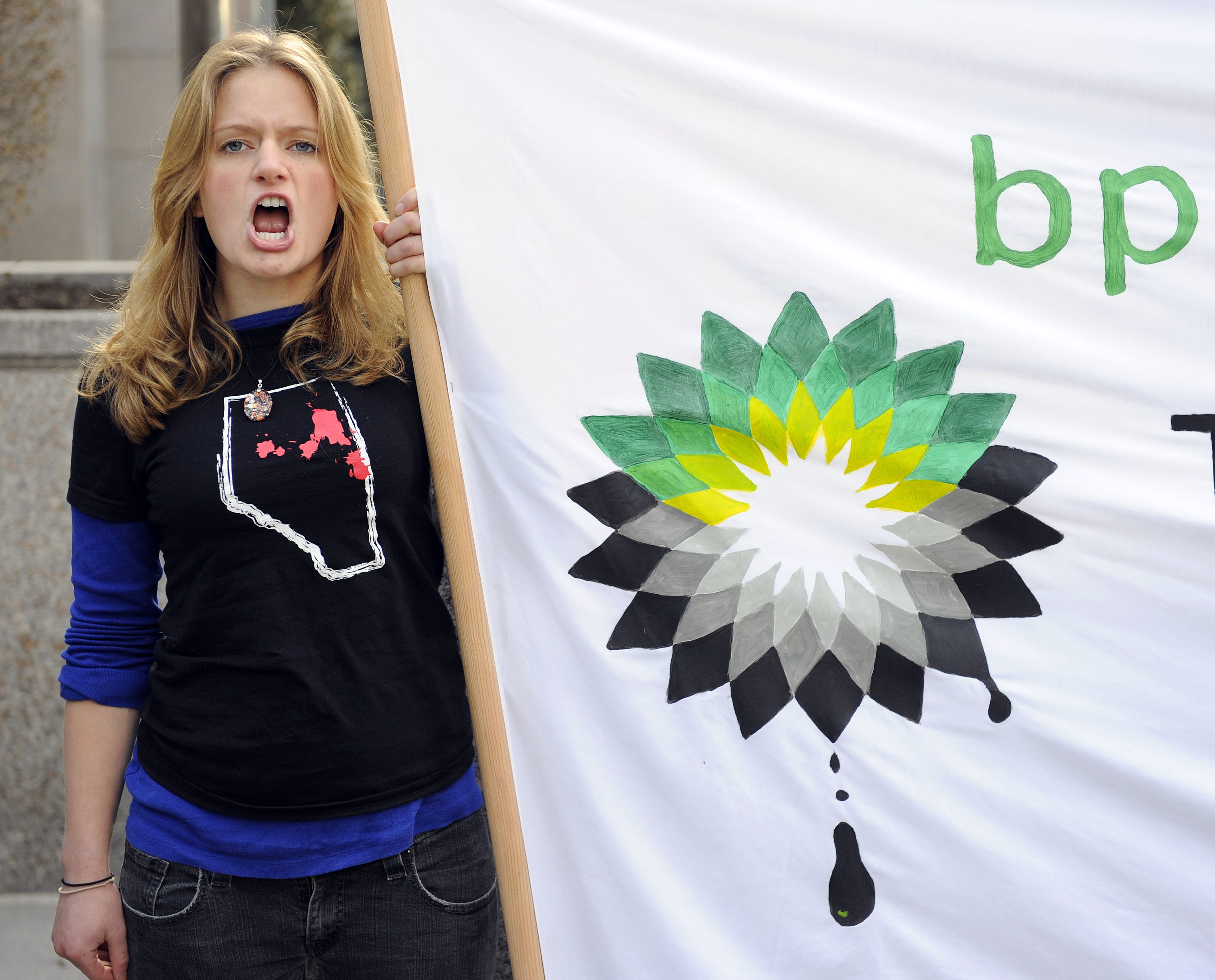 Protesta de Greenpeace en las oficinas de BP en Calgary (Canadá).