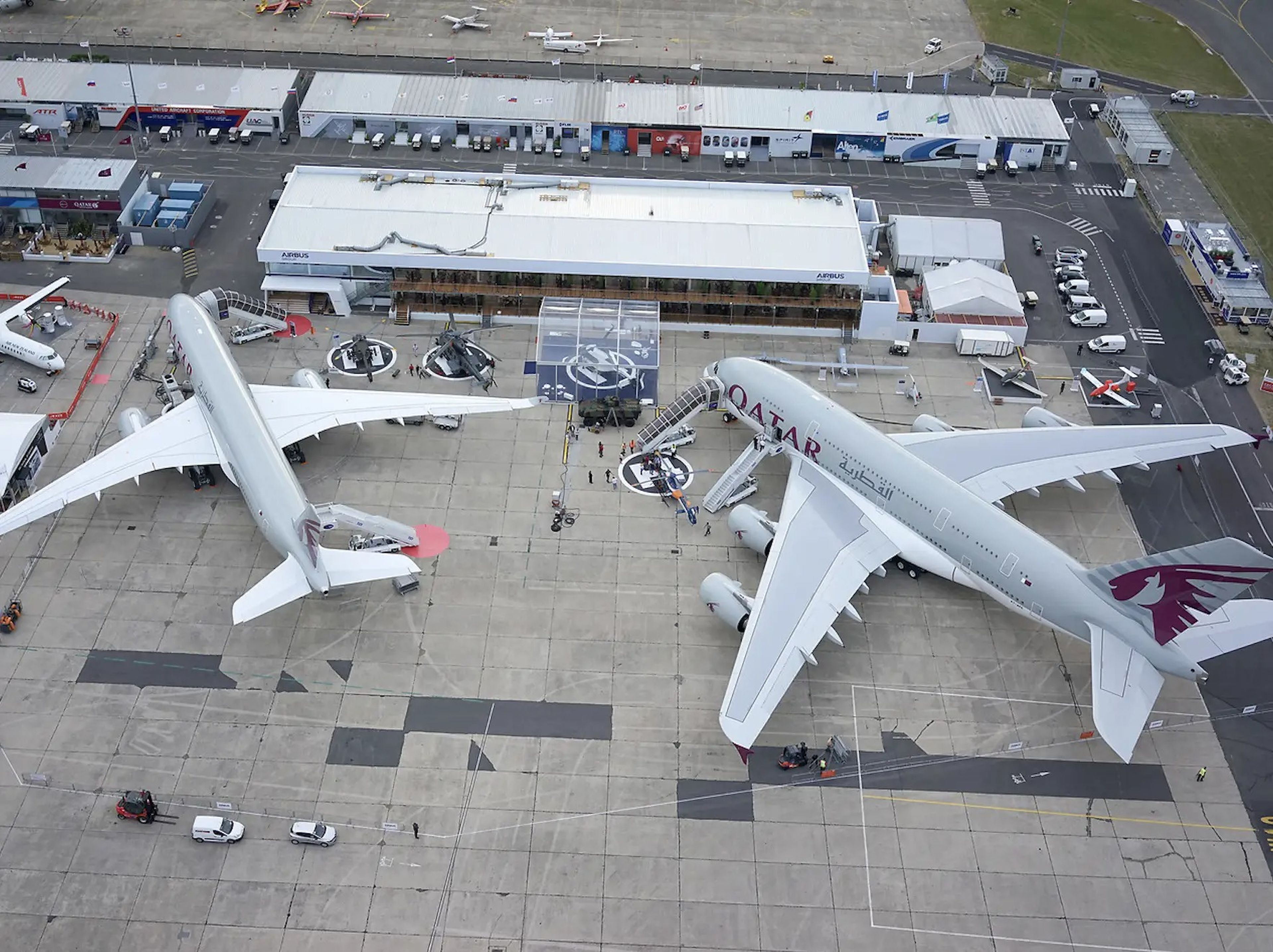 Para comparar tamaños: aquí tenemos un A380 de Qatar Airways (derecha) junto a un A350 de la misma aerolínea (izquierda) en el Salón Aeronáutico de París de 2017.