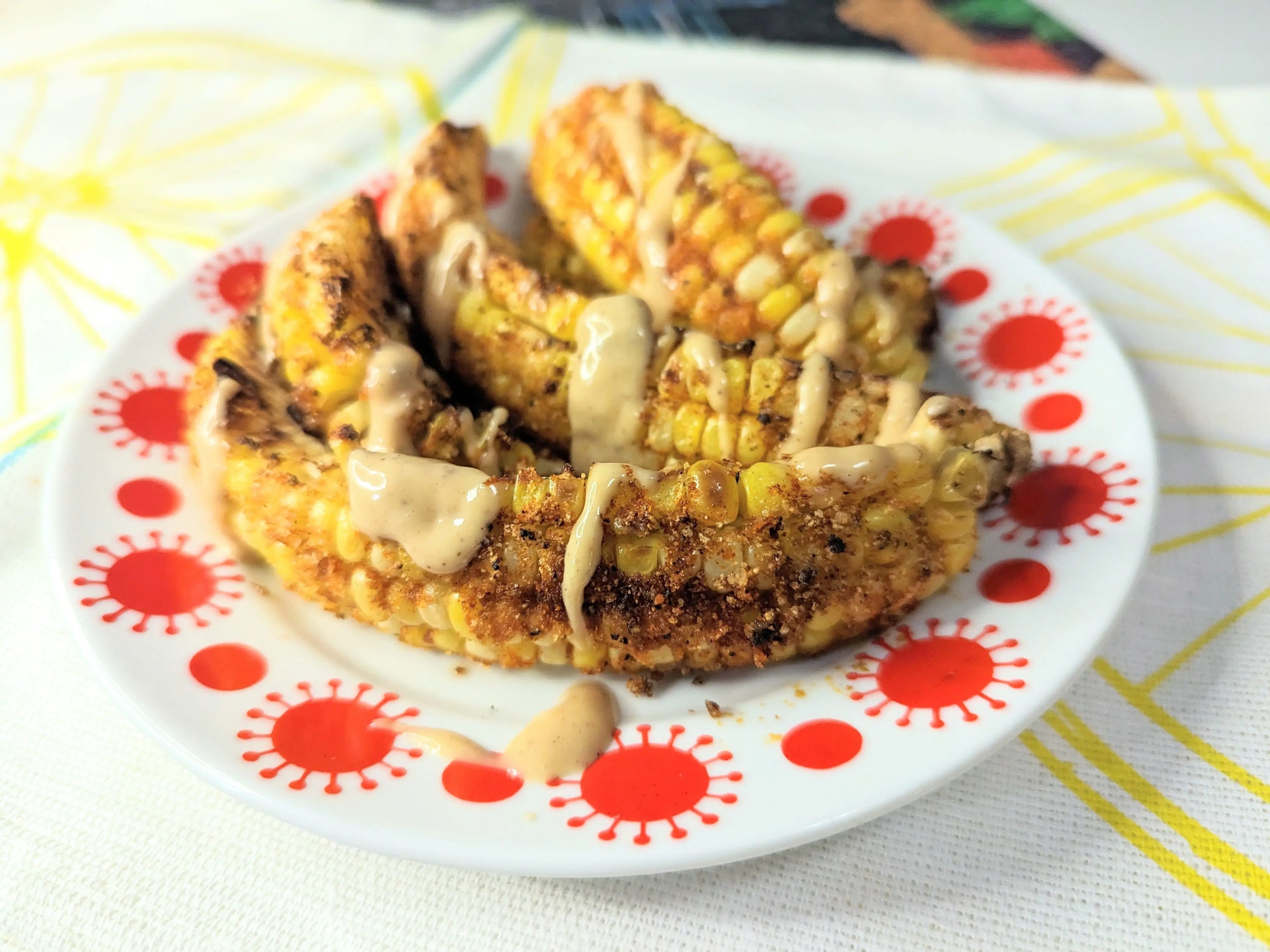 Las costillas de maíz pueden servirse con salsa barbacoa.