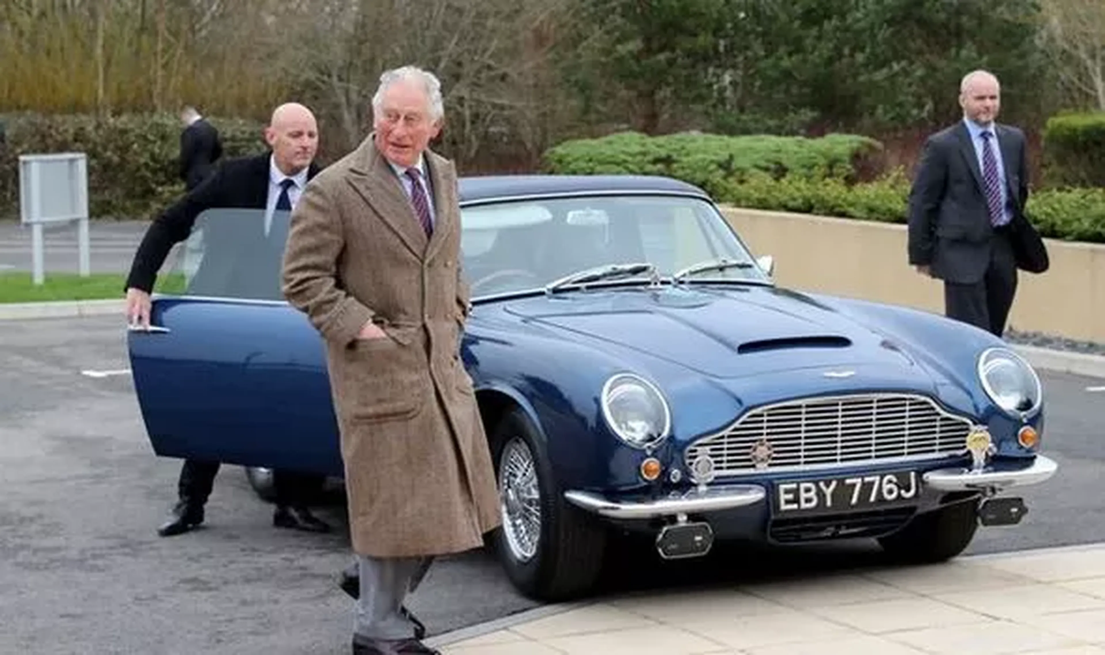 El rey Carlos III de Inglaterra frente a su Aston Martin.