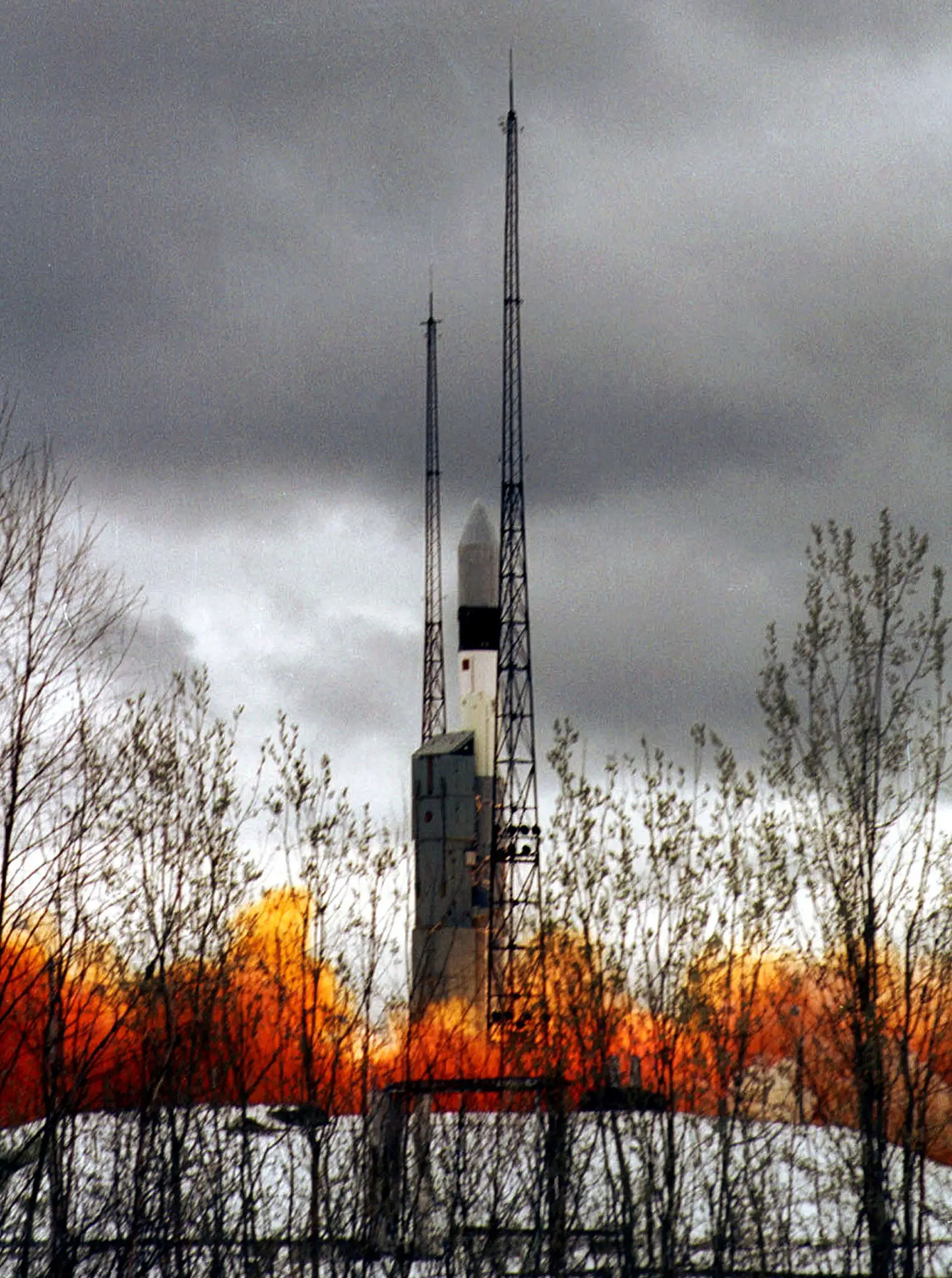 Un cohete ruso "Rokot" despega de una plataforma de lanzamiento cerca de la ciudad de Plesetsk, en el Ártico ruso. 
