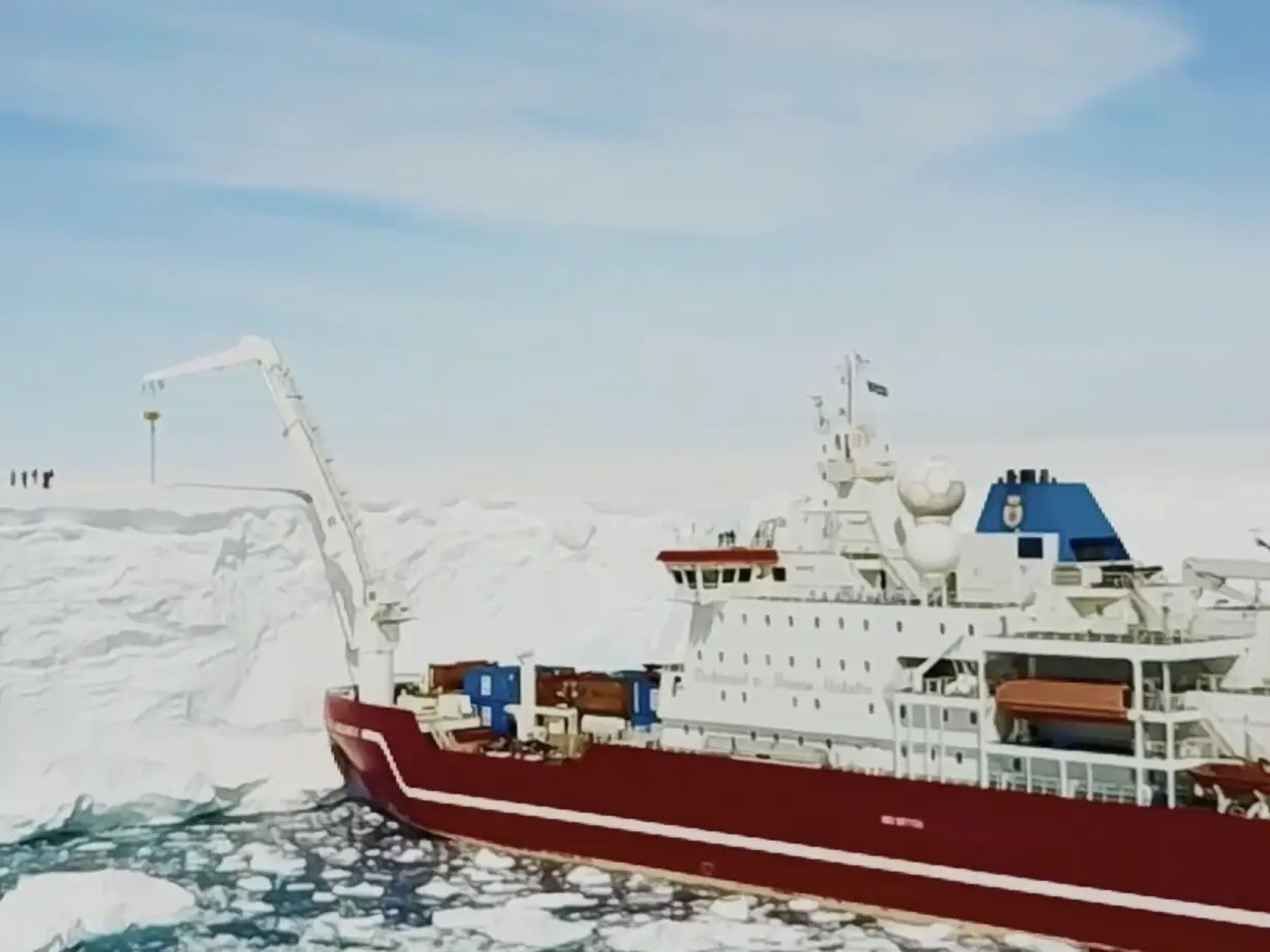El buque científico utilizado para transportar combustible a White Desert, en la Antártida.