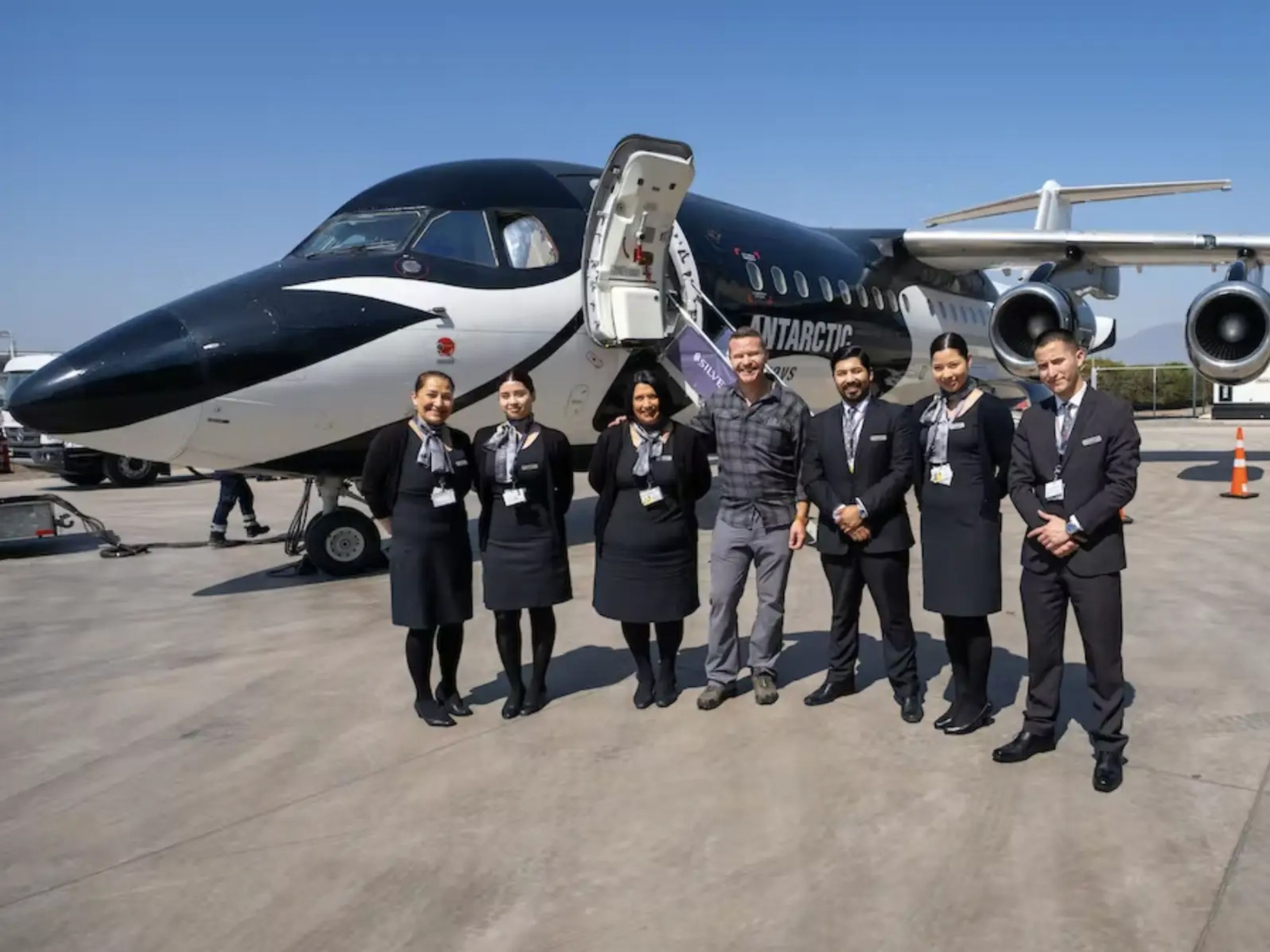 Conrad Combrink de Silversea posa con la tripulación de DAP Antarctic Airways de Chile en el Aeropuerto Internacional Arturo Merino Benítez de Santiago.