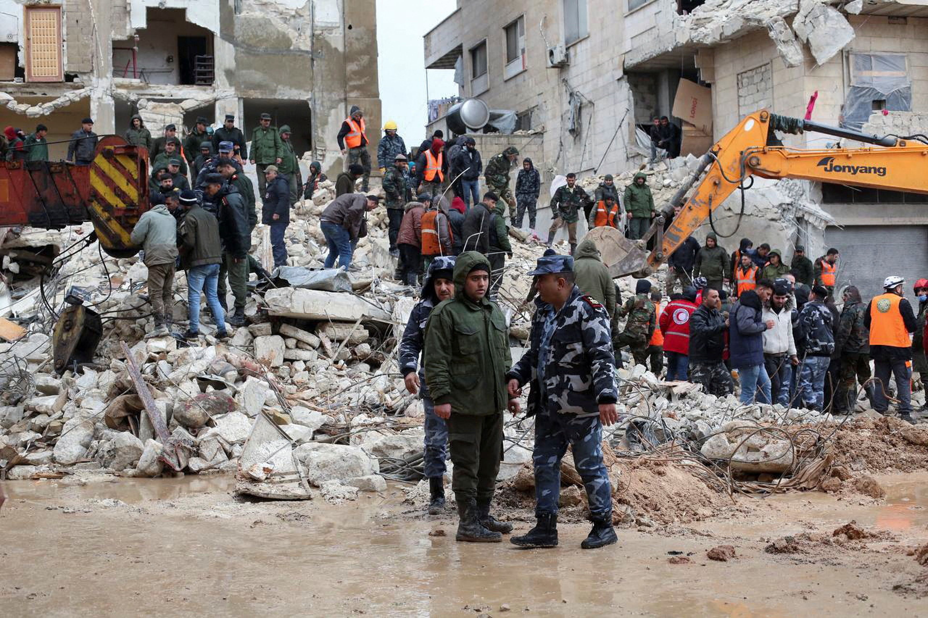 Rescatistas buscan supervivientes en el lugar donde se derrumbó un edificio, tras un terremoto, en Hama (Siria), el 6 de febrero de 2023.