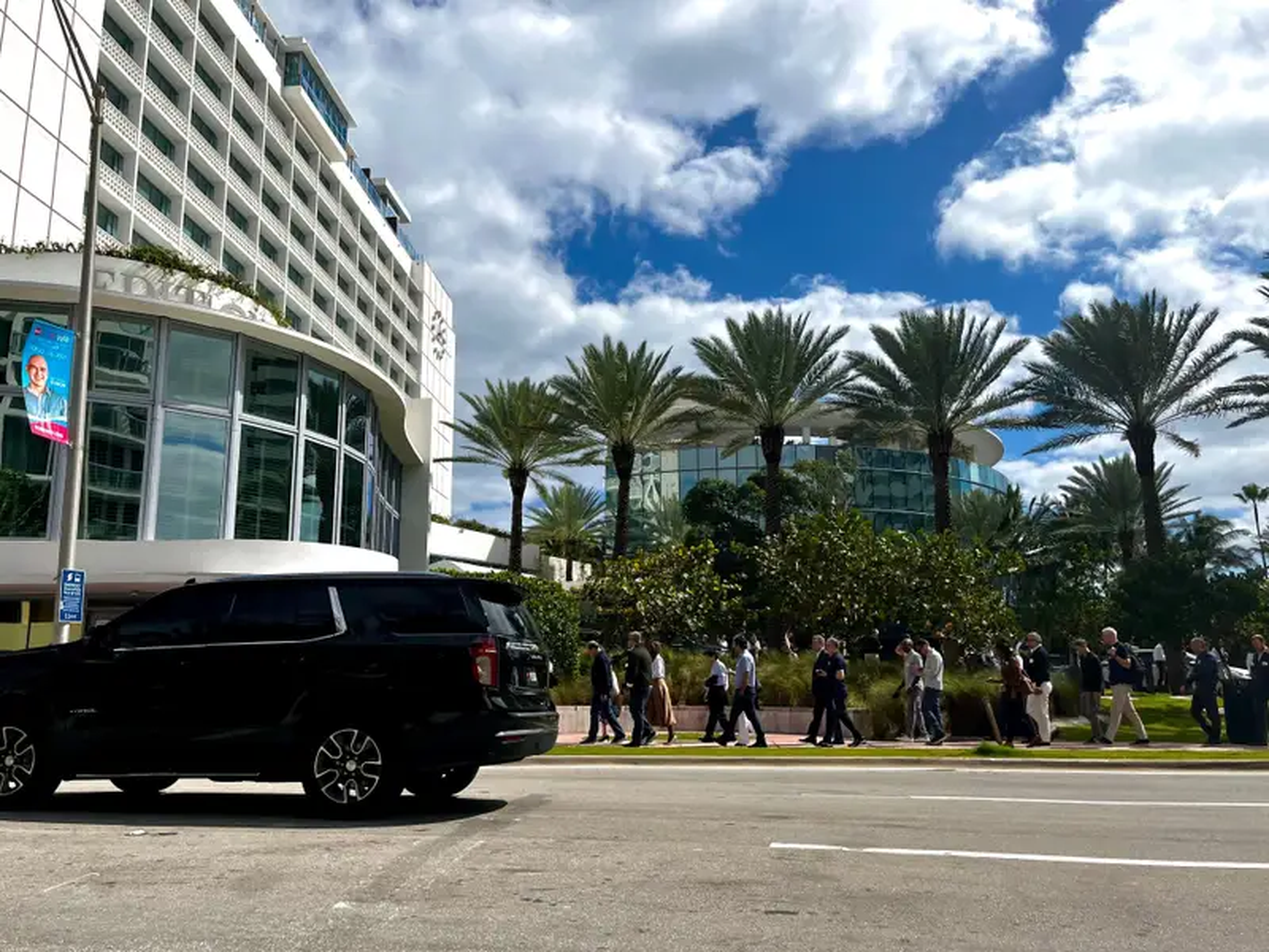 Banqueros de Goldman Sachs paseando por Collins Avenue, cerca del hotel Edition de Miami Beach. 