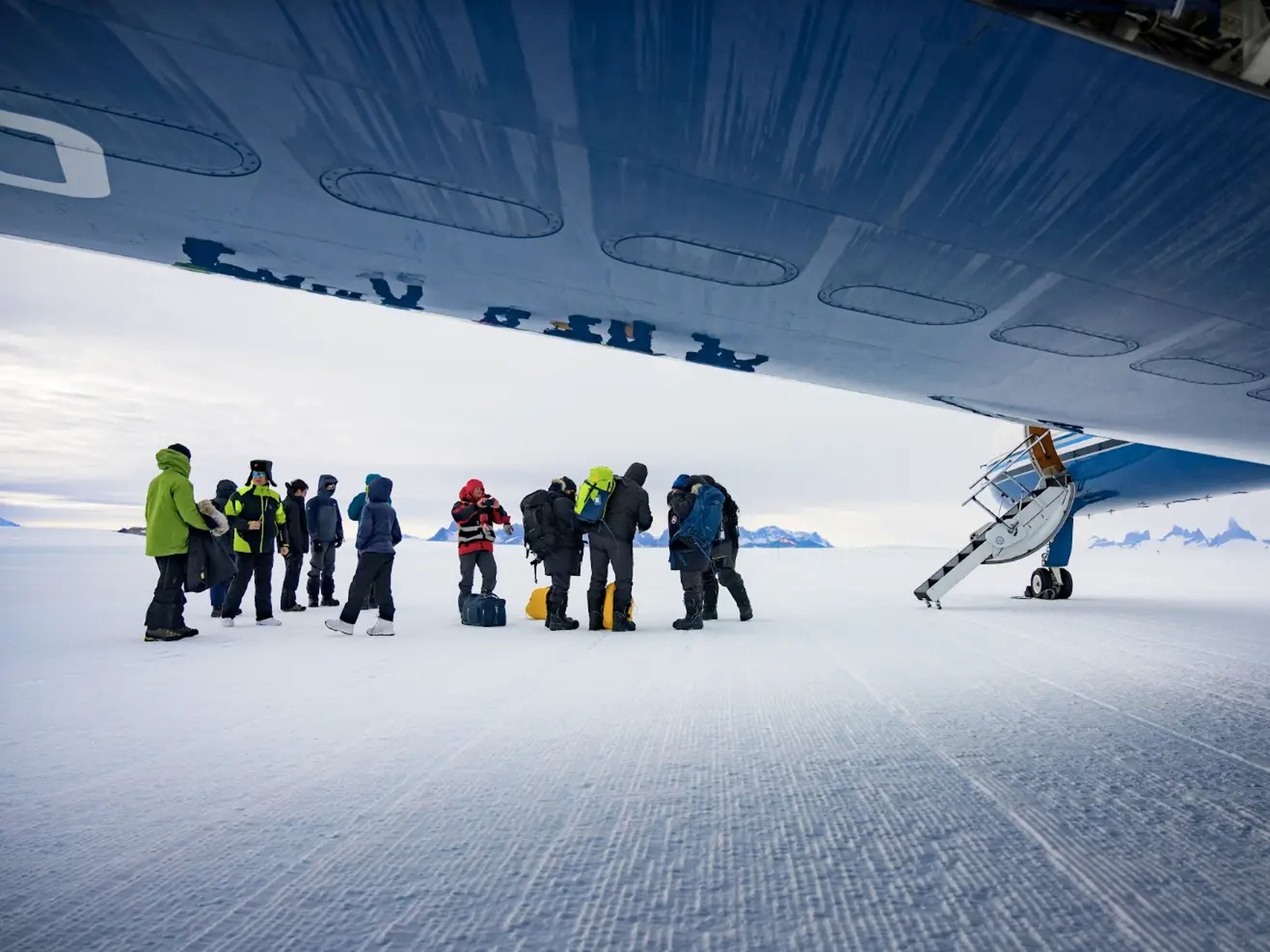 Turistas en la pista Wolf's Fang, en la Antártida.