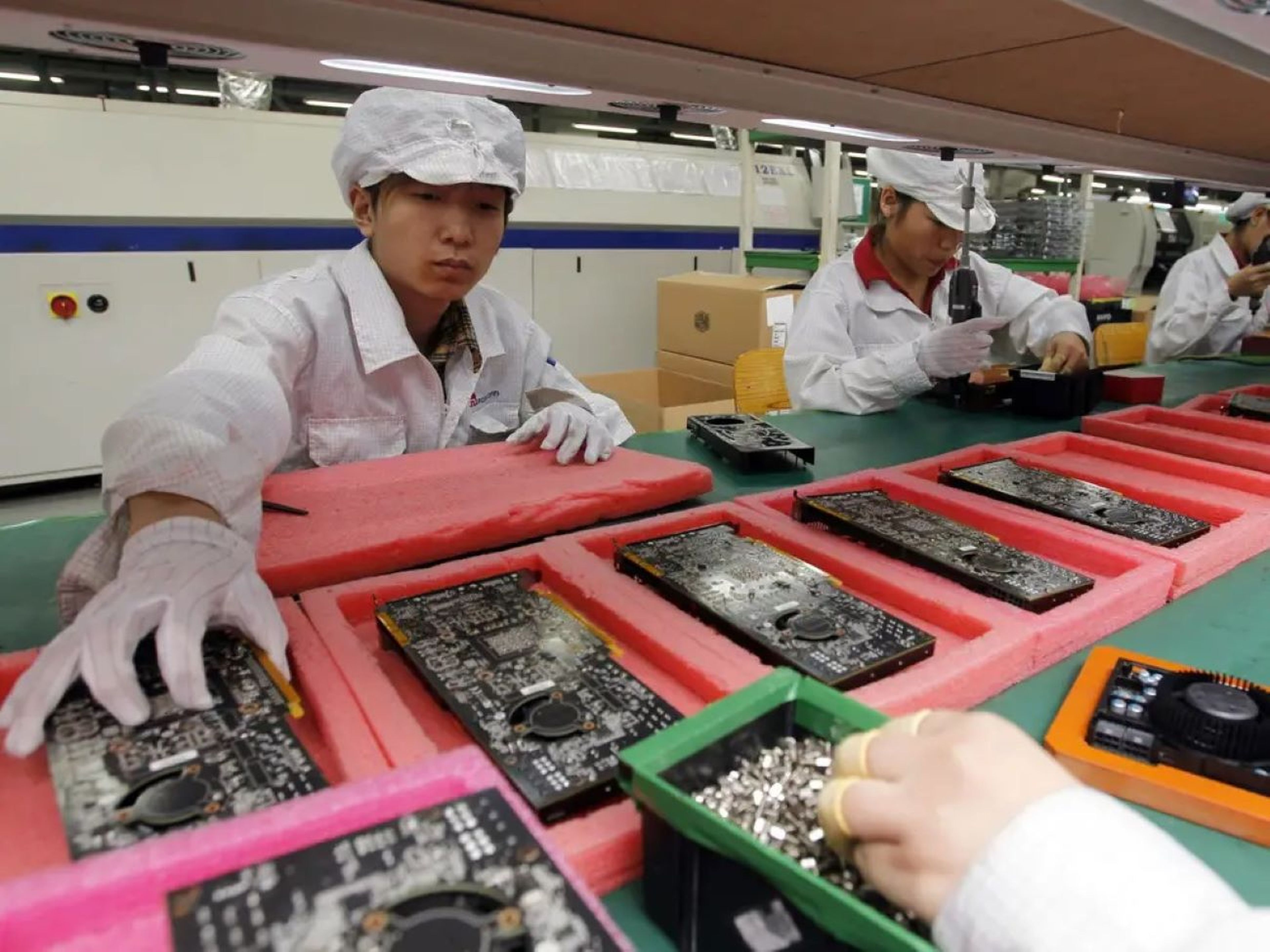 Trabajadores en la línea de producción del complejo de Foxconn en Shenzhen, ciudad del sur de China, el 26 de mayo de 2010.