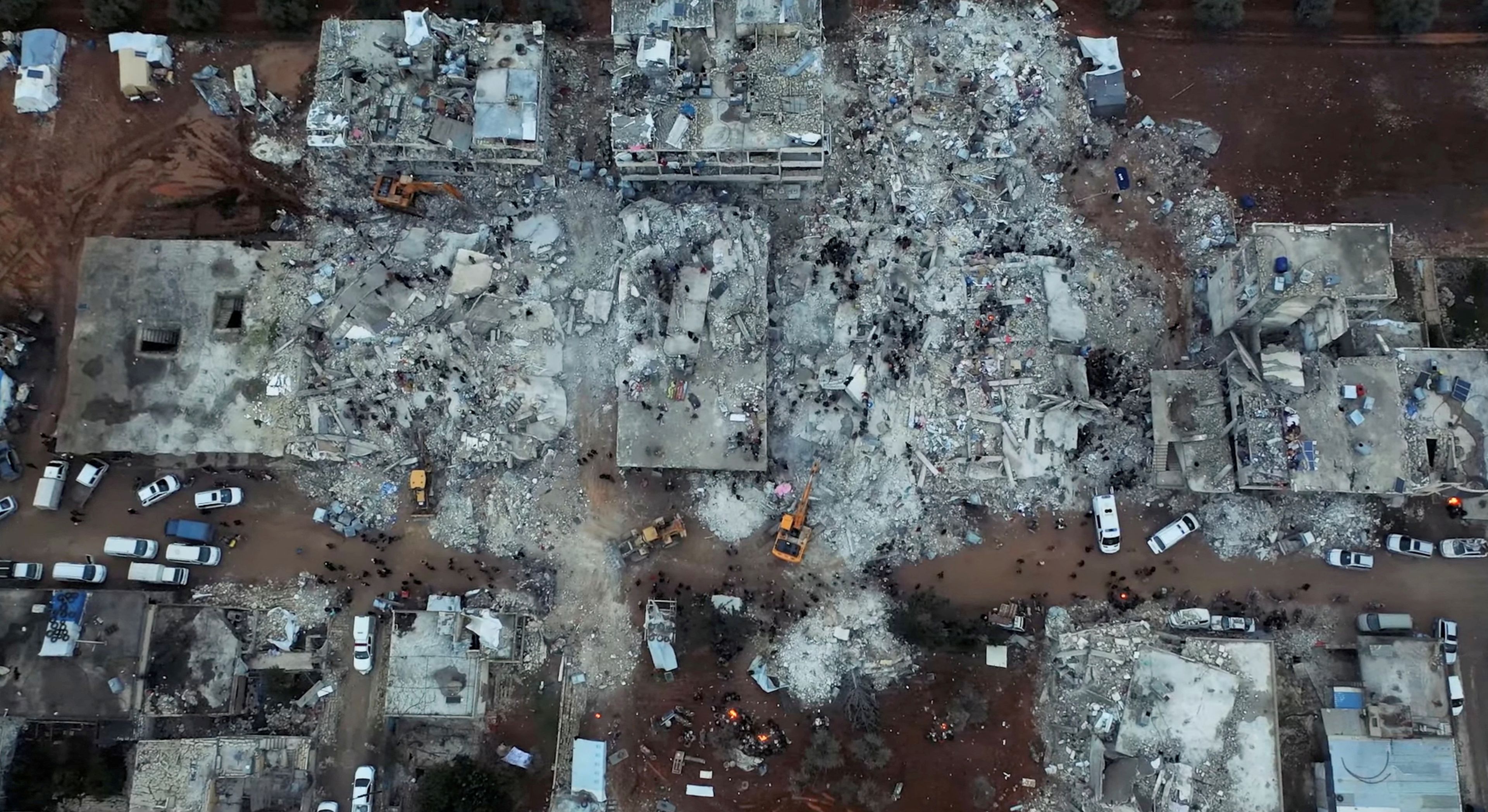 Varios edificios dañados y labores de rescate después del terremoto en Alepo, Siria.