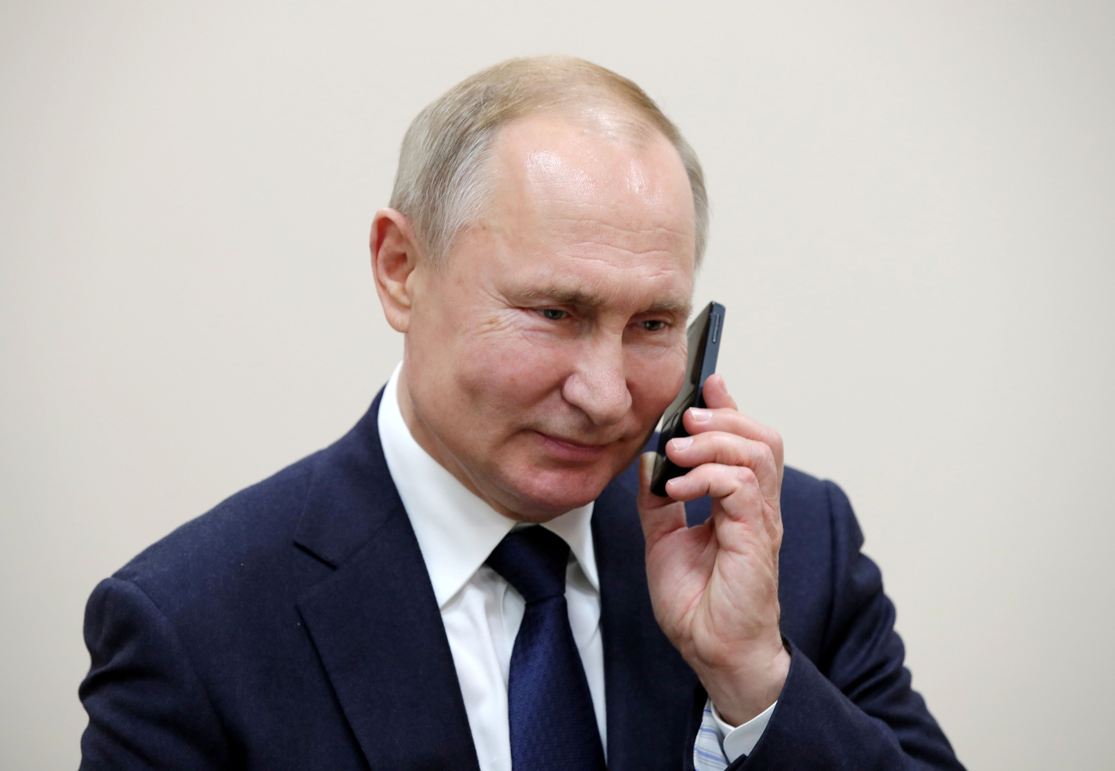 Vladimir Putin, presidente de Rusia, hablando por el móvil