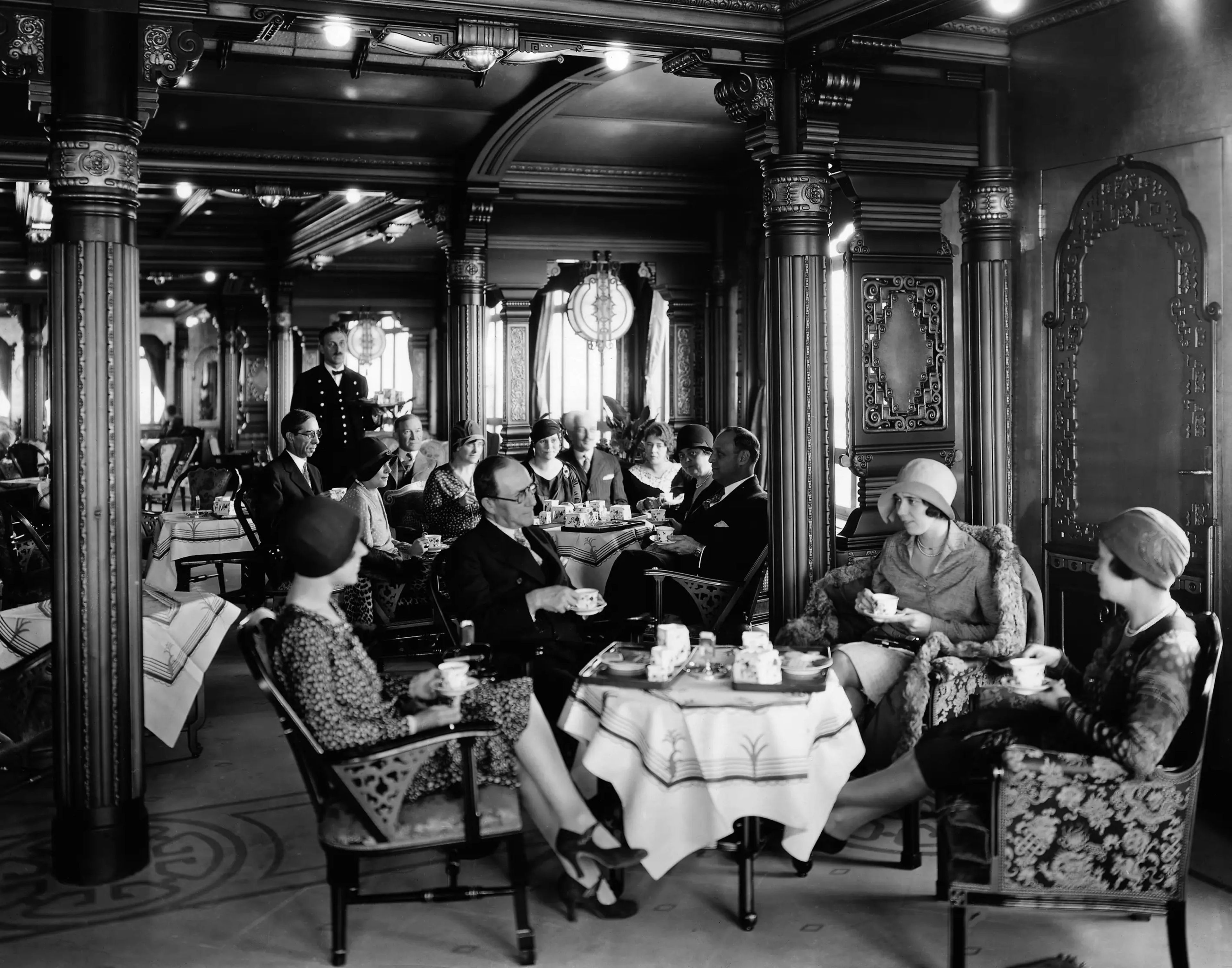 Tomando el té en un crucero camino de las Indias Occidentales, alrededor del 1 de enero de 1930.