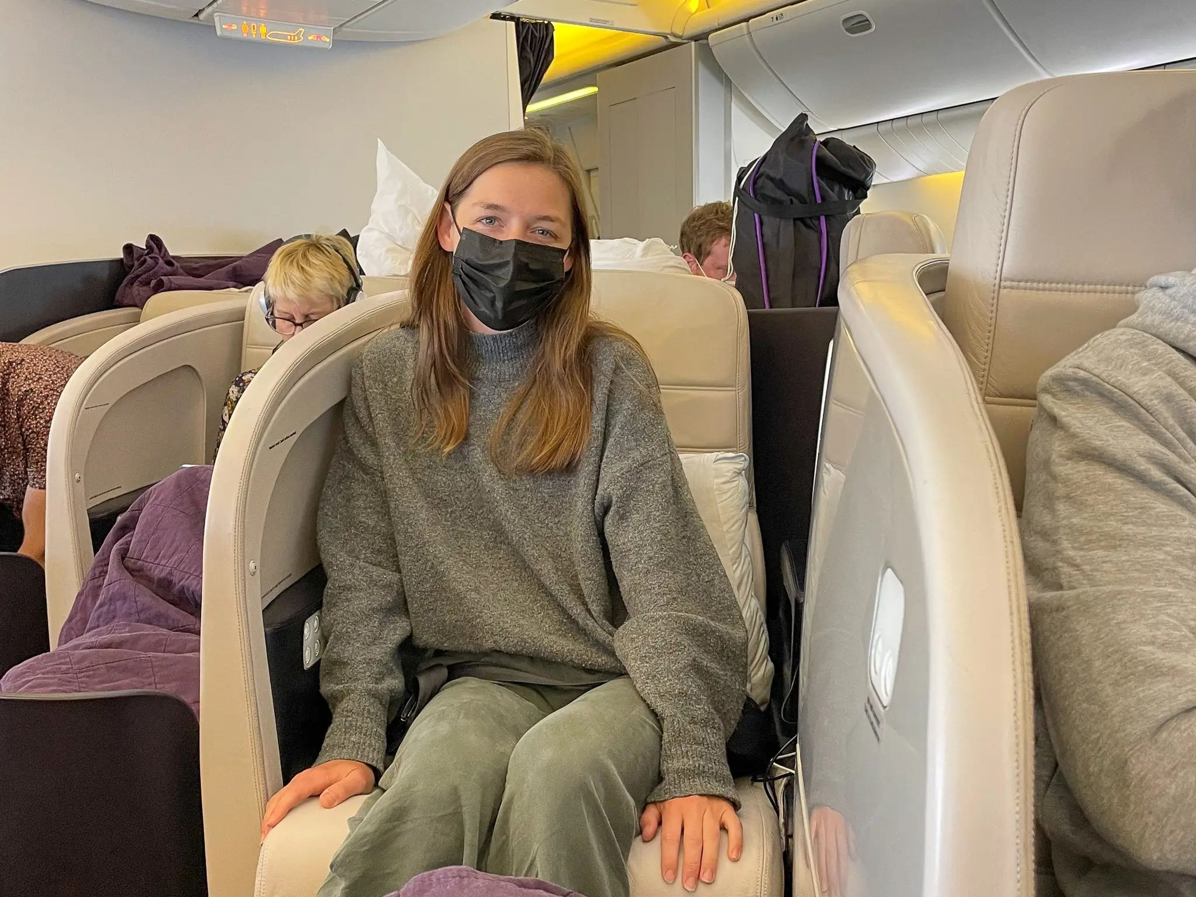 La autora en su asiento de clase preferente en un vuelo de larga distancia de Air New Zealand.