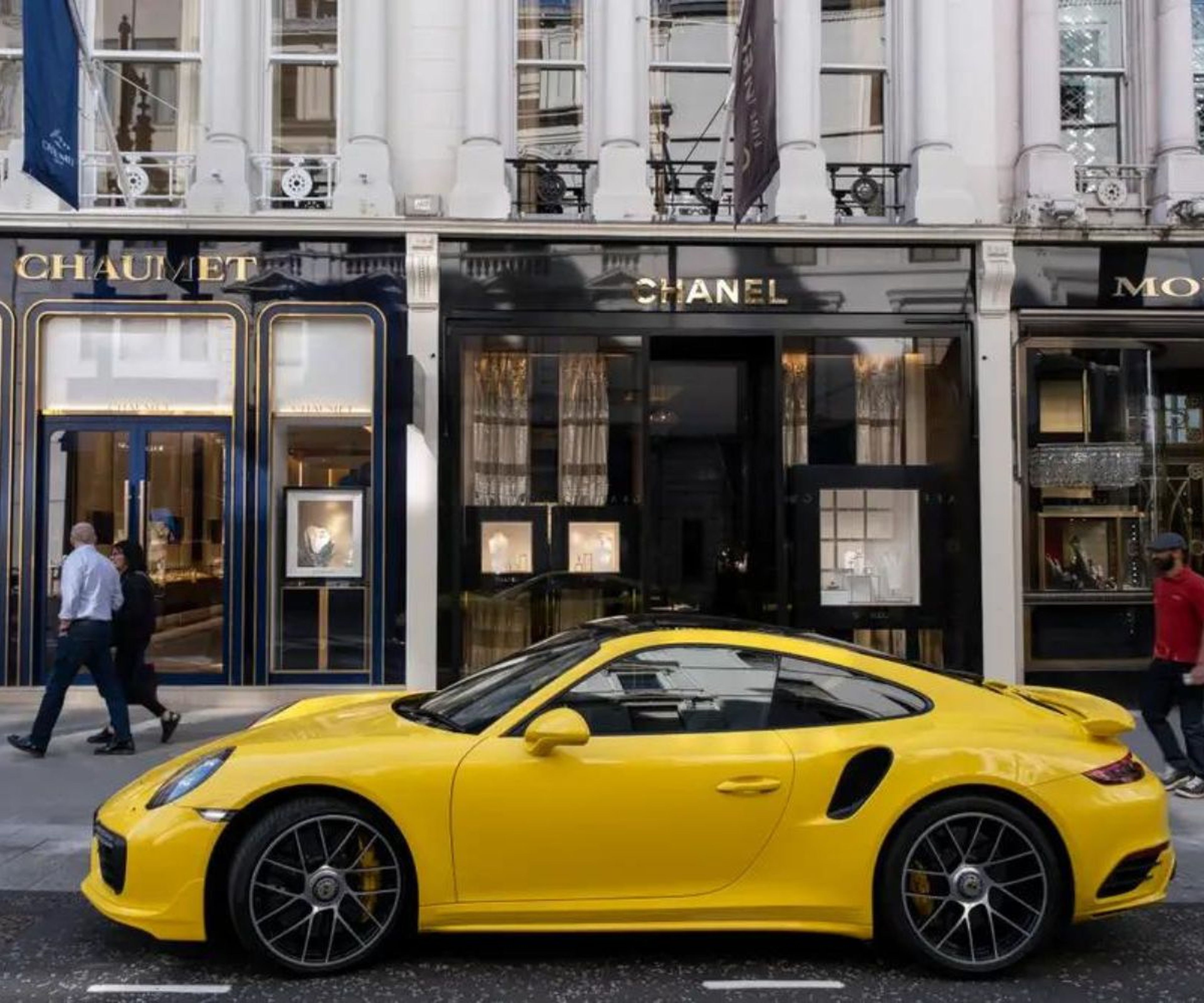 Un automóvil Porsche 911 estacionado fuera de Chanel en Bond Street (Londres).