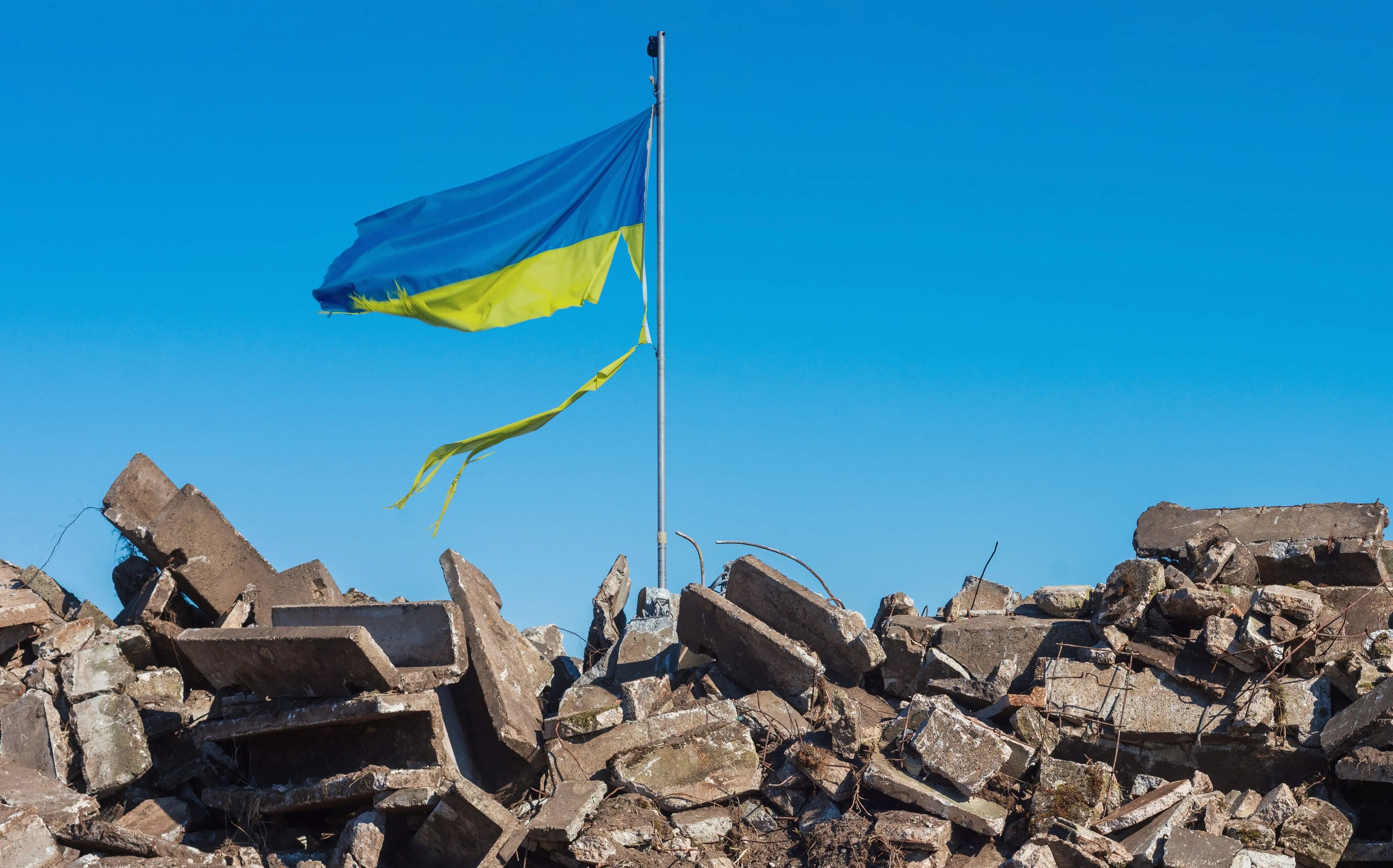 Una bandera de Ucrania sobre los escombros.