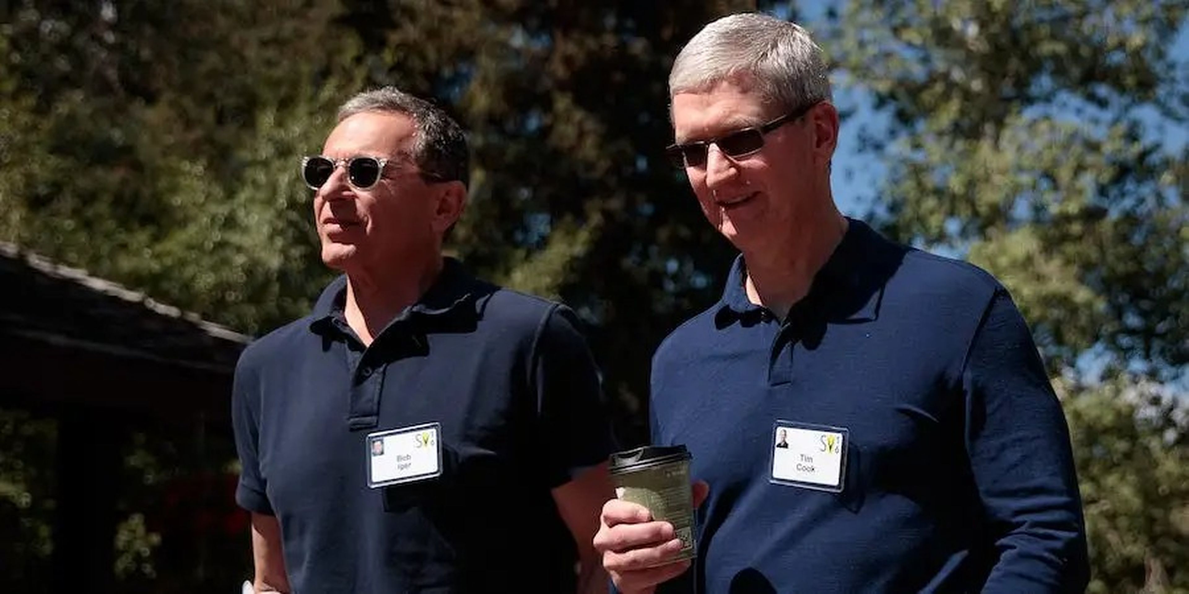 Bob Iger, CEO Disney (izquierda), junto a Tim Cook, CEO de Apple.