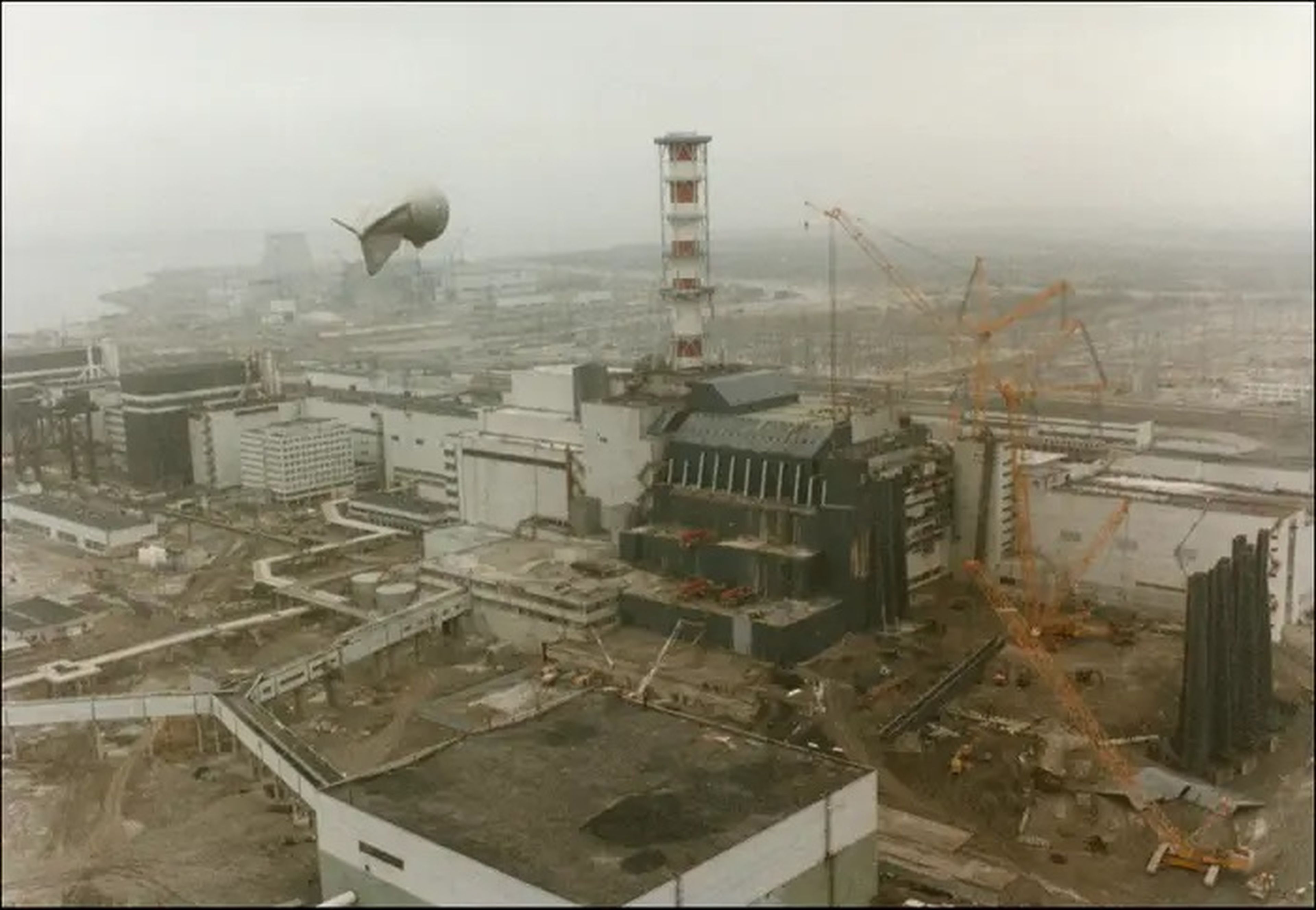 Vista de la central nuclear de Chernóbil tras la explosión del 26 de abril de 1986 en Chernóbil, Ucrania.