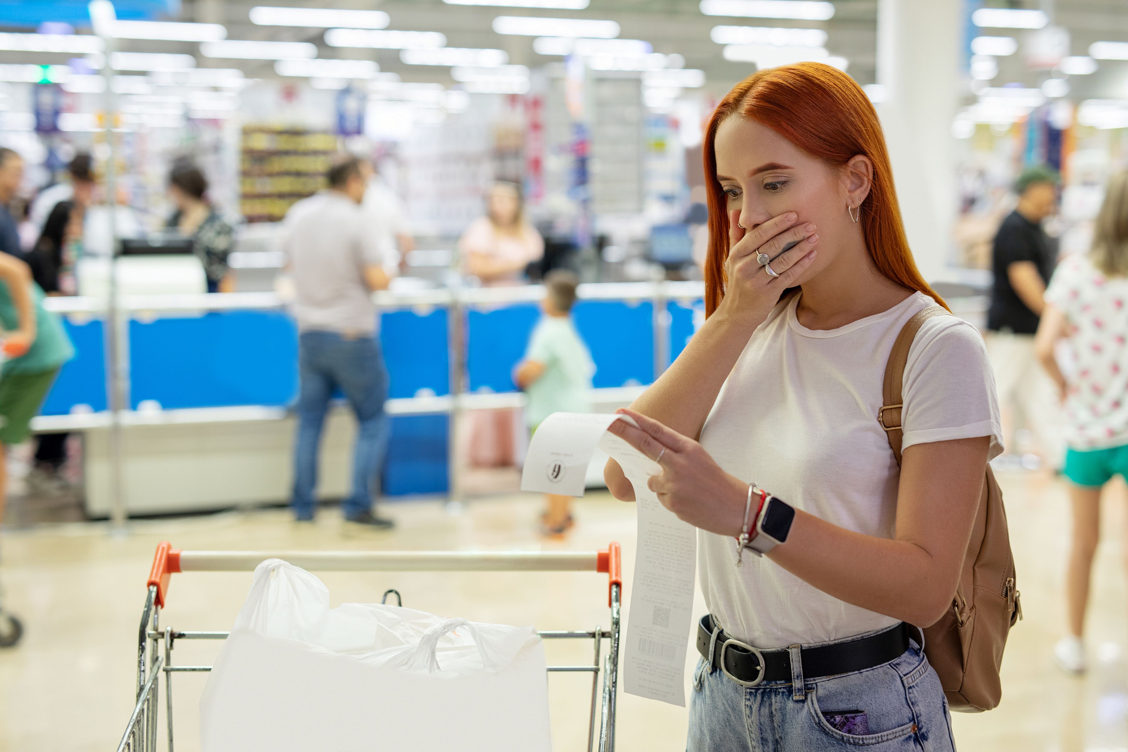 Una chica joven compra en el supermercado en tiempos de inflación.