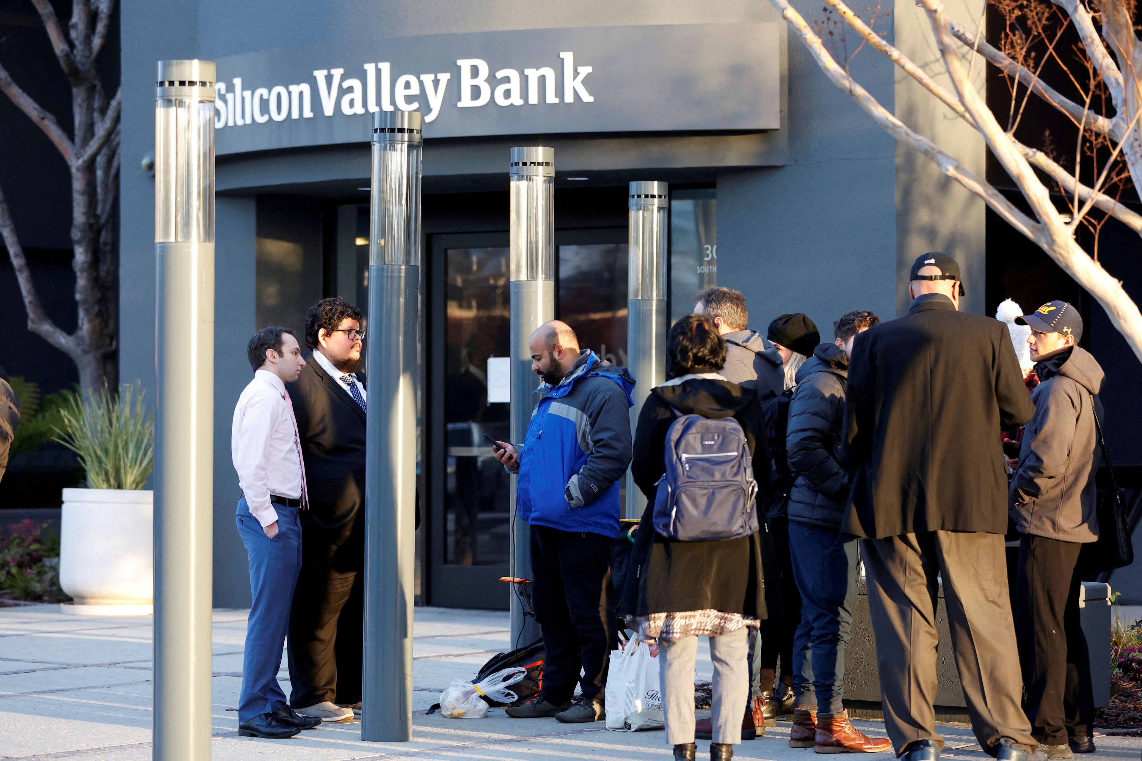 Representantes de la FDIC hablan con clientes en el exterior de la sede del Silicon Valley Bank en Santa Clara (California, EEUU).