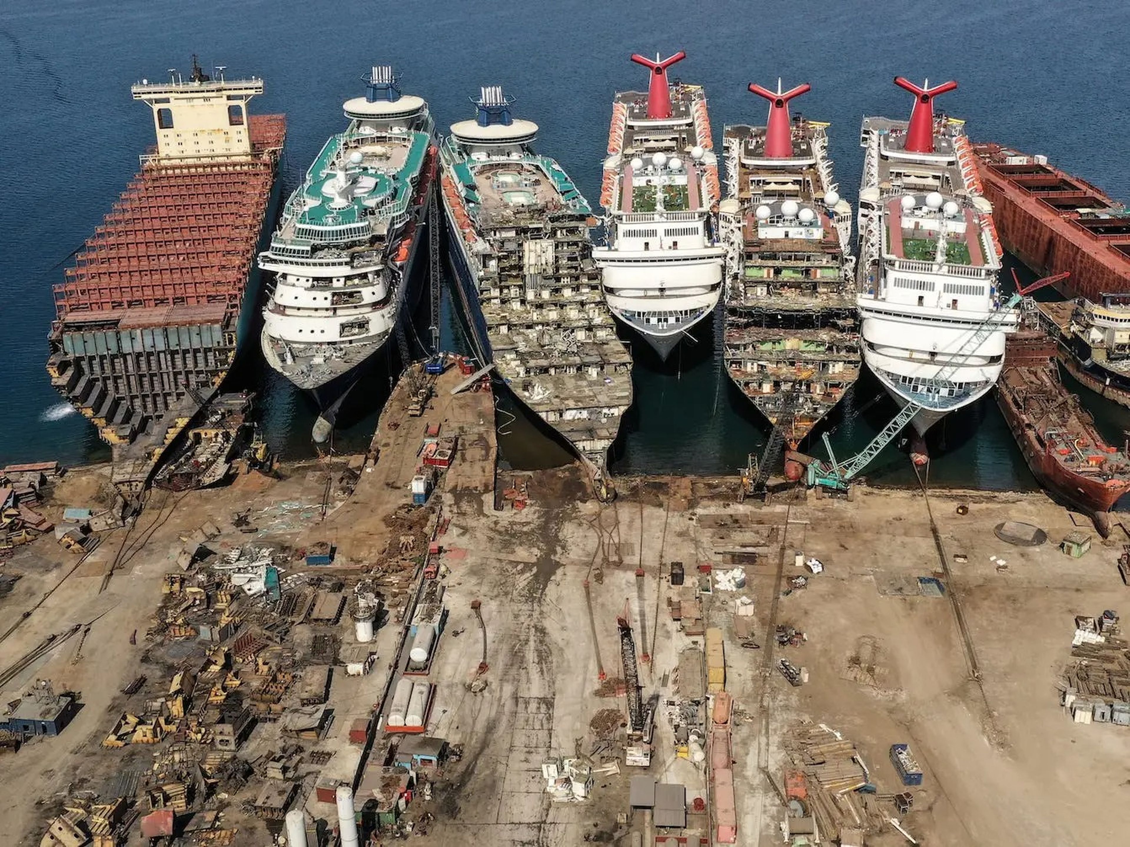 Una imagen de dron muestra el desmantelamiento de cruceros fuera de servicio en el astillero de desguace de Aliaga, en la ciudad portuaria de Izmir, en el Egeo, al oeste de Turquía, el 2 de octubre de 2020.