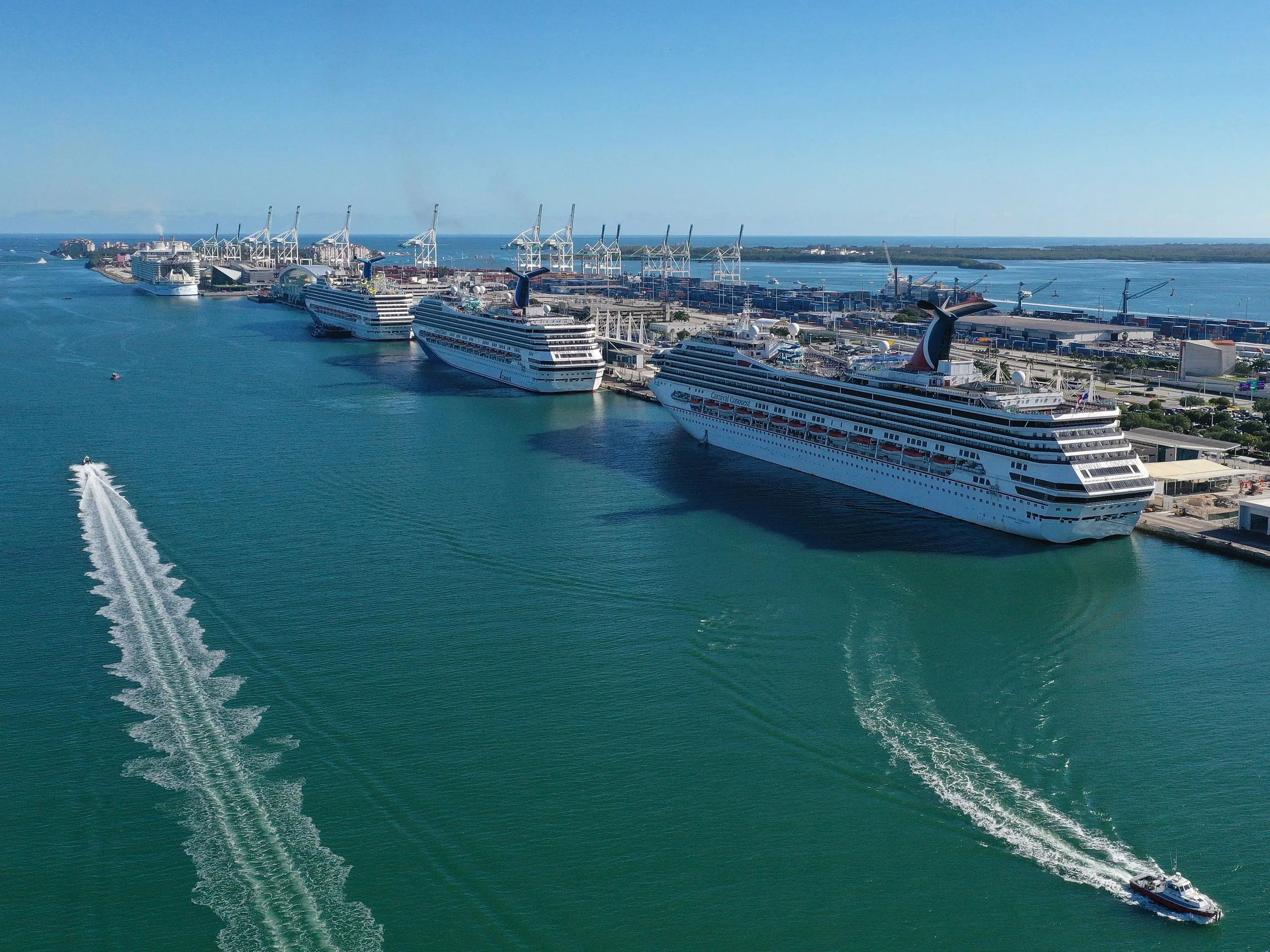 Cruceros atracados en el Puerto de Miami el 31 de diciembre de 2021 en Miami, Florida.