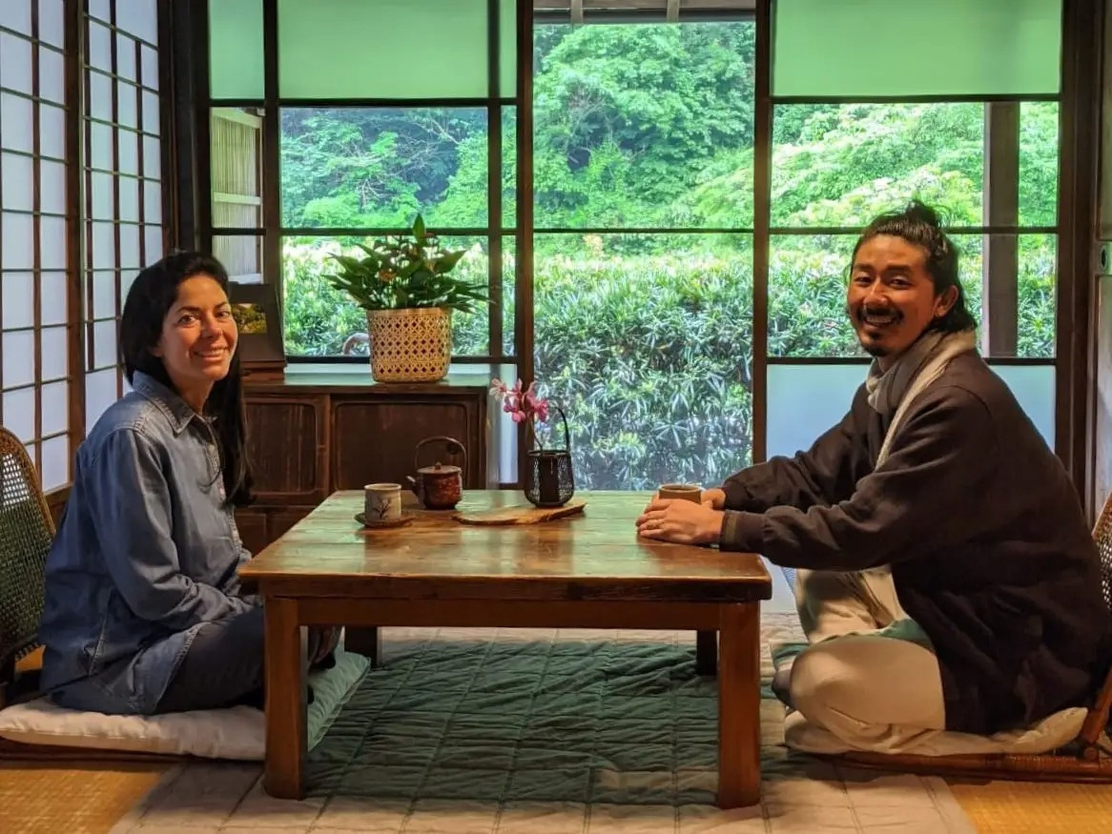 Daisuke y su difunta esposa, Hila, en su casa tradicional japonesa.