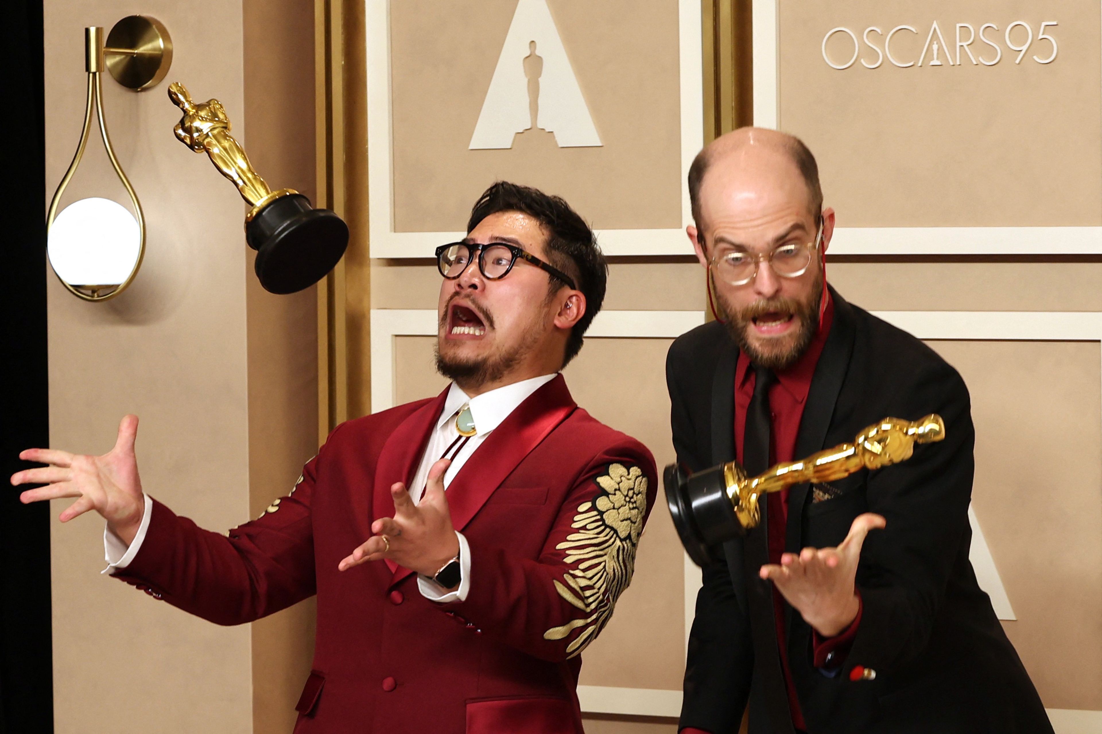 Los directores Daniel Kwan y Daniel Scheinert posan con su Óscar a la Mejor Película por 'Todo a la vez en todas partes'.