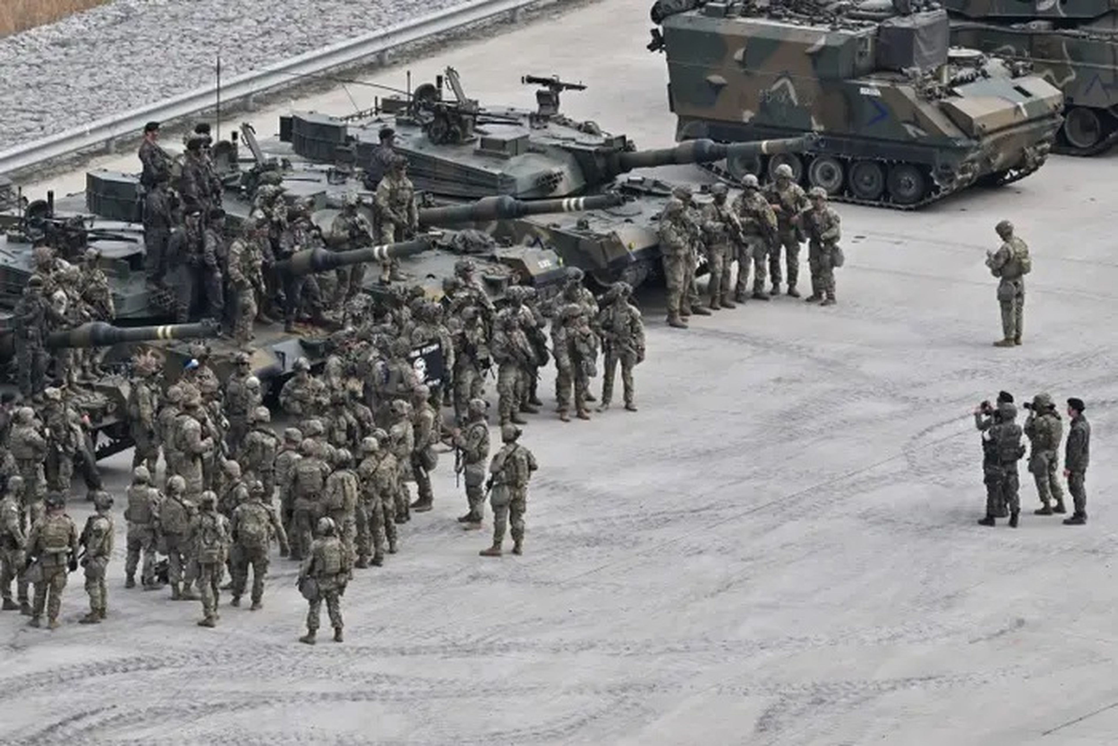 Soldados surcoreanos y estadounidenses del Batallón Stryker de la 2ª División de Infantería posan para una foto antes de un ejercicio de fuego real, el 22 de marzo de 2023.
