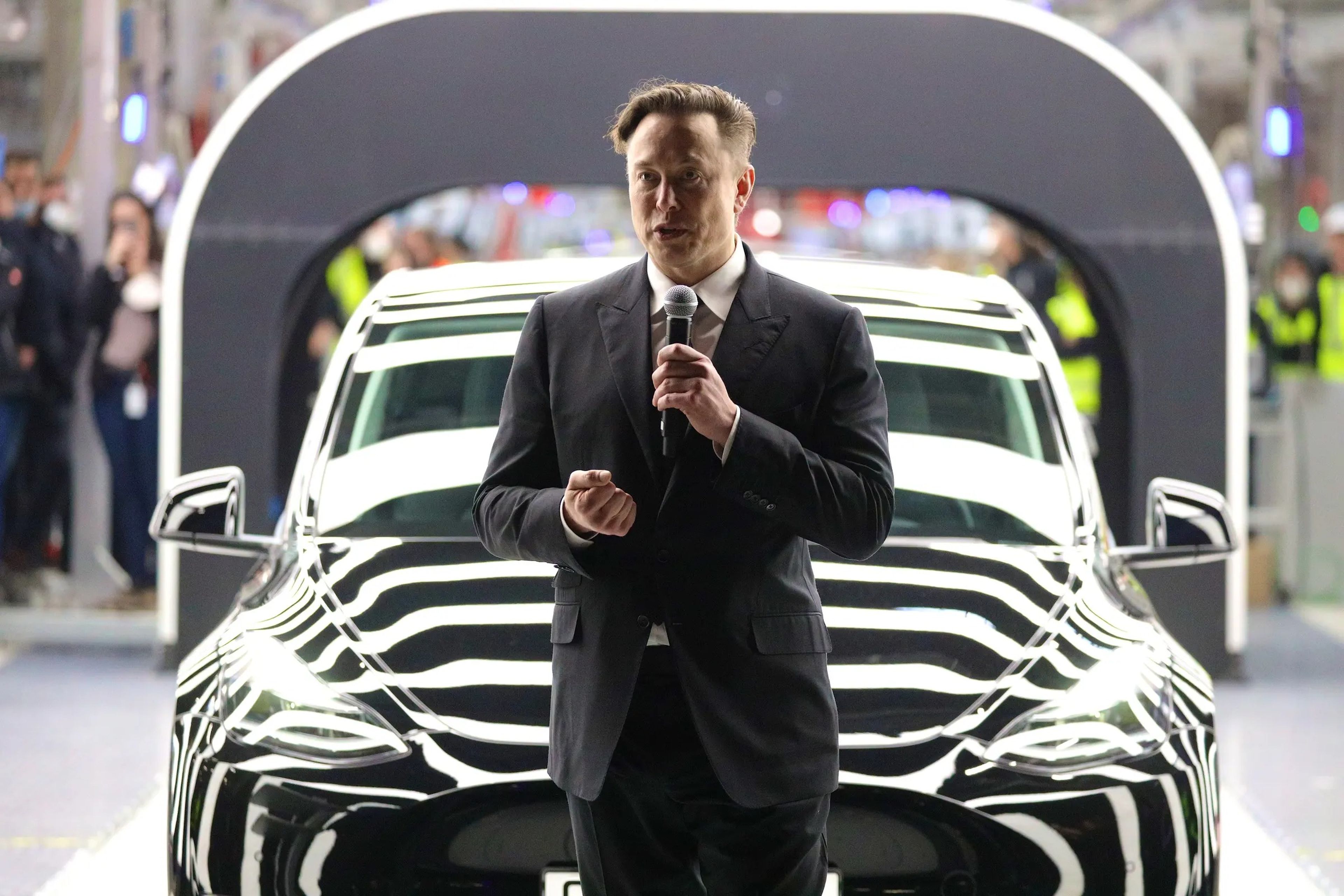 Elon Musk habla en la inauguración de una nueva fábrica de Tesla.