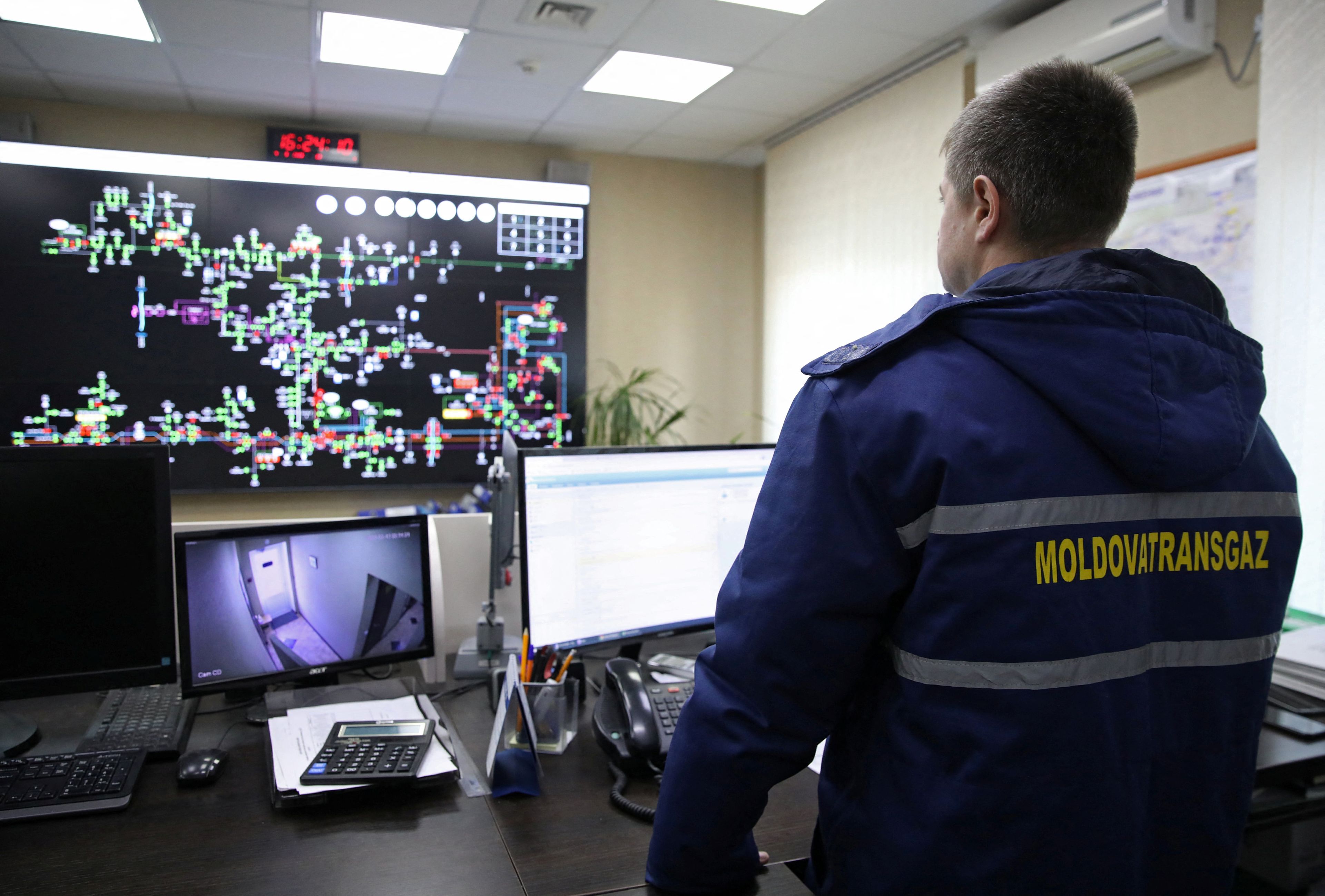 Un empleado en una planta de distribución de gas en Moldavia. 