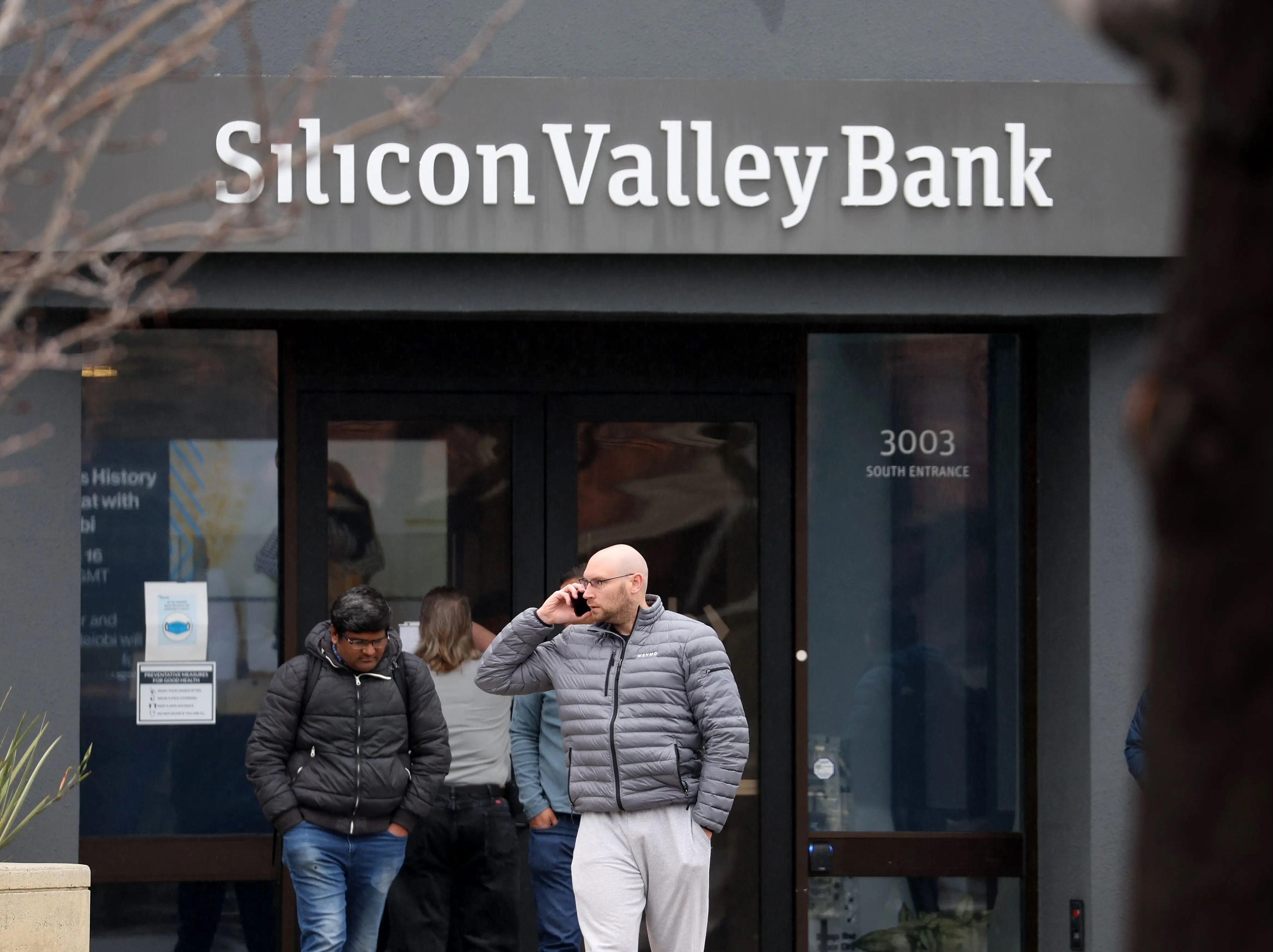 Empleados fuera de la sede de Silicon Valley Bank en Santa Clara, California, Estados unidos, el 10 de marzo de 2023 tras la intervención de los reguladores.